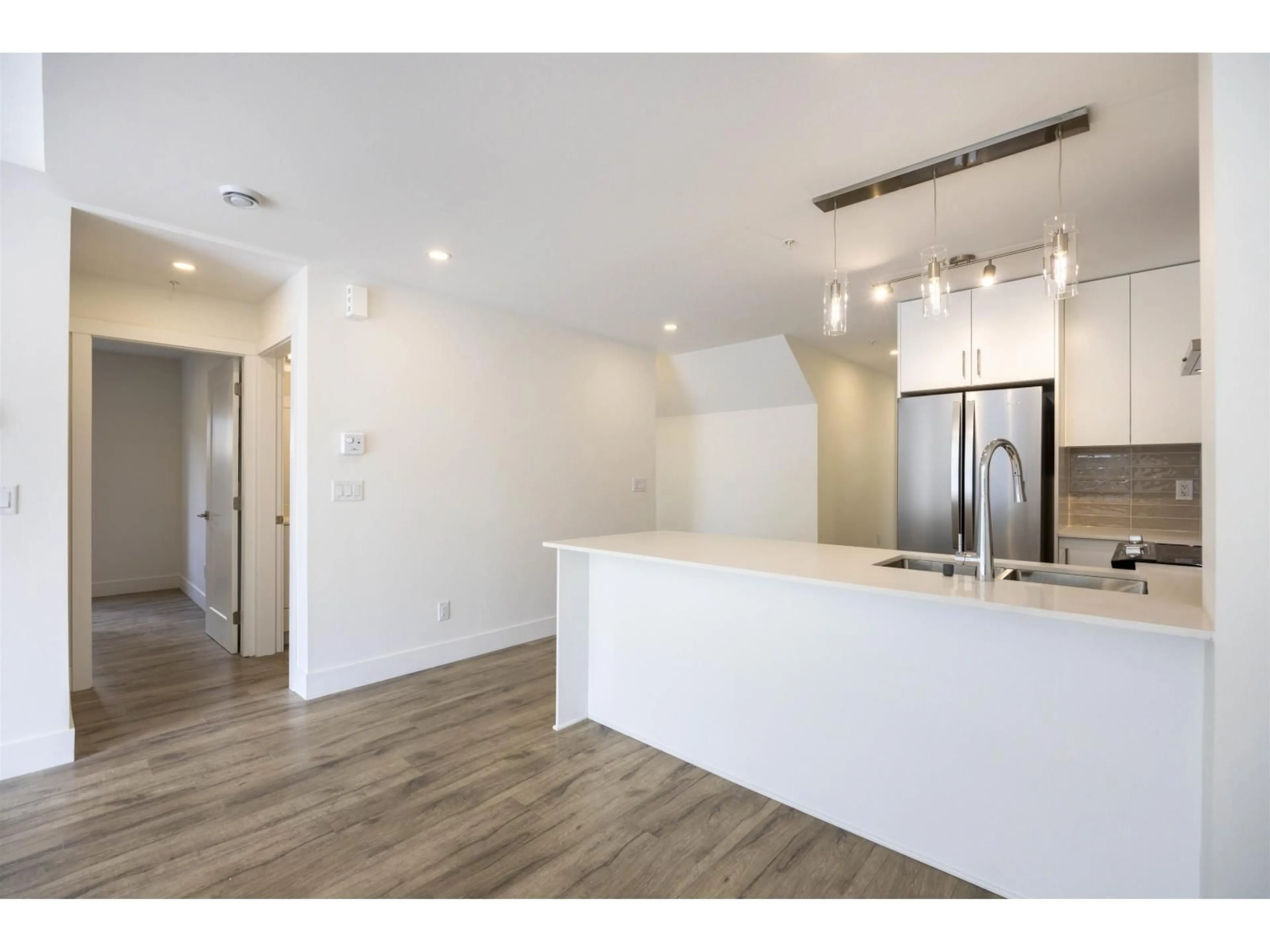 Open concept kitchen, wood/laminate floor for 11 - 6328 KING GEORGE BOULEVARD, Surrey British Columbia V3X1E9