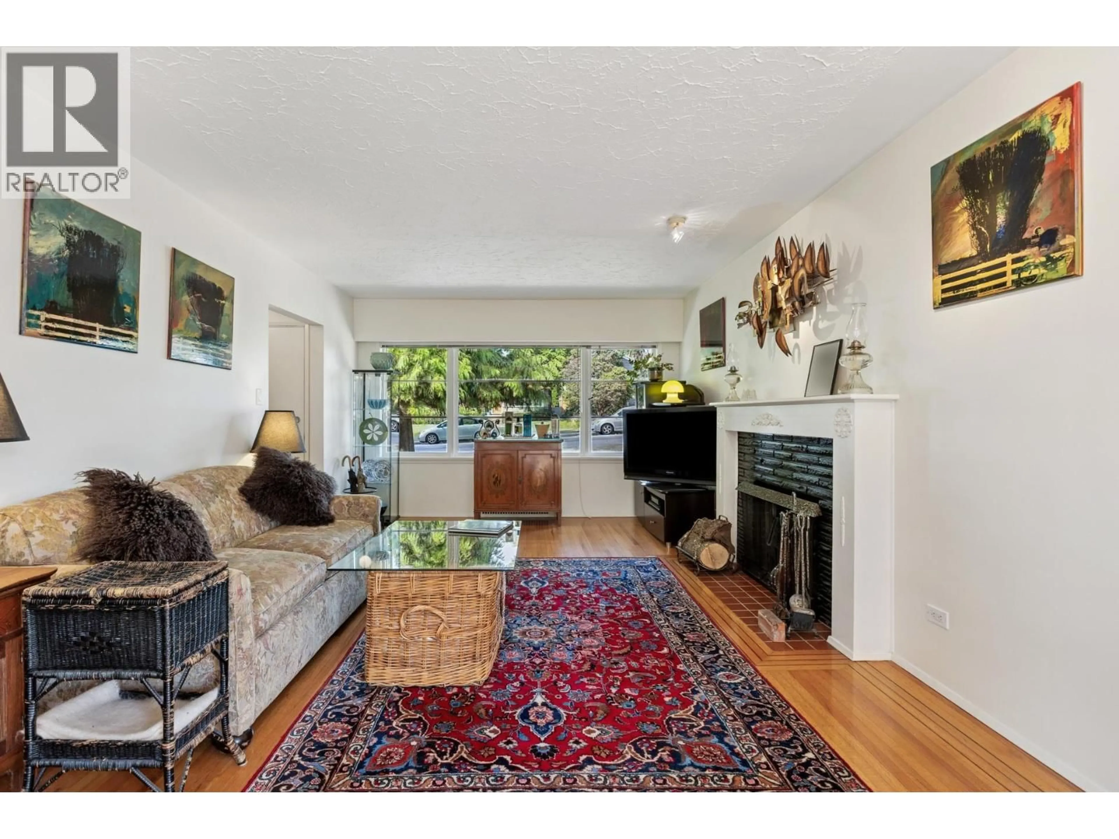 Living room with furniture, unknown for 415 26TH STREET, North Vancouver British Columbia V7N2G9