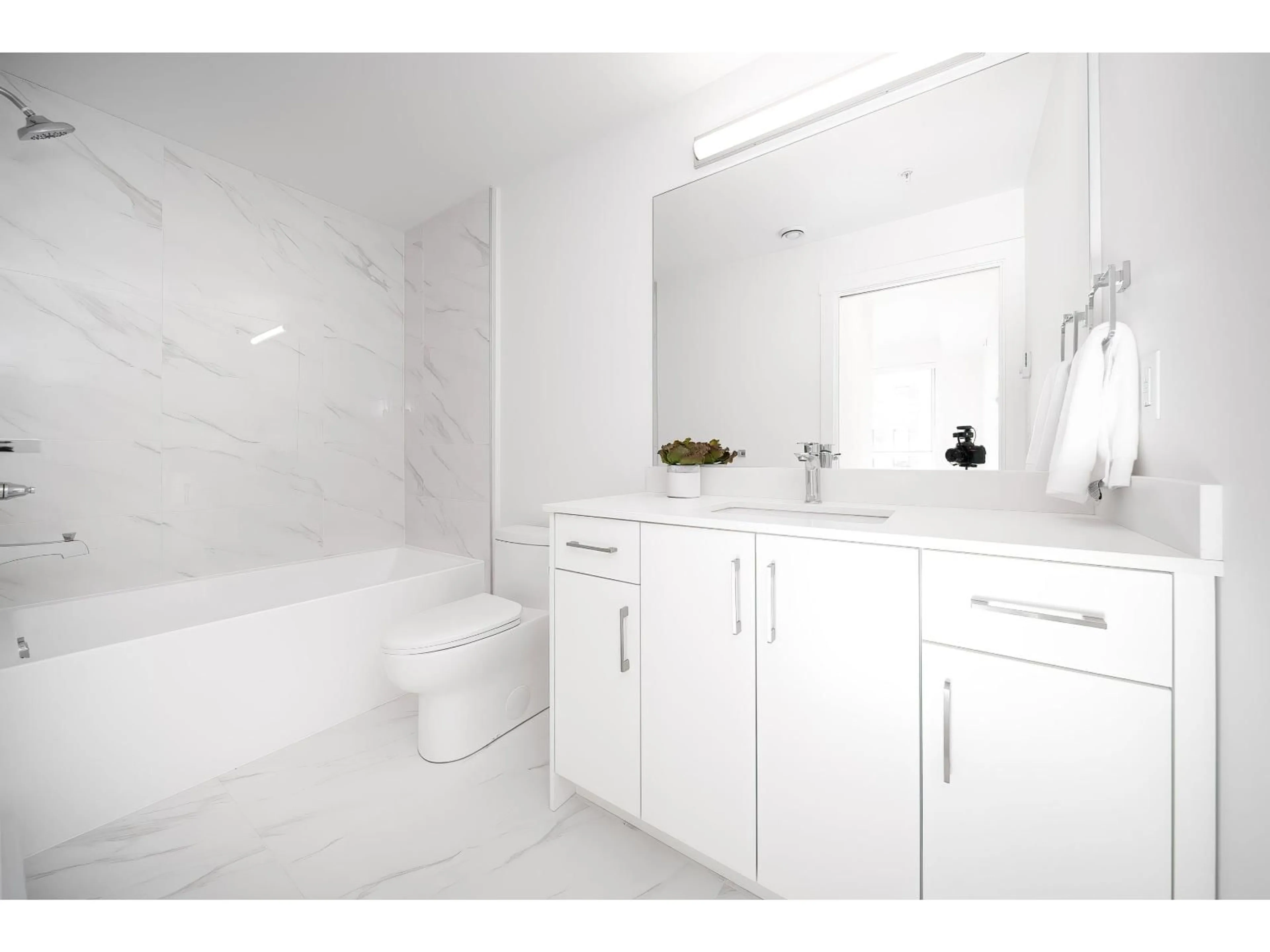 Standard bathroom, ceramic/tile floor for 114 - 6338 KING GEORGE BOULEVARD, Surrey British Columbia V3X1E9