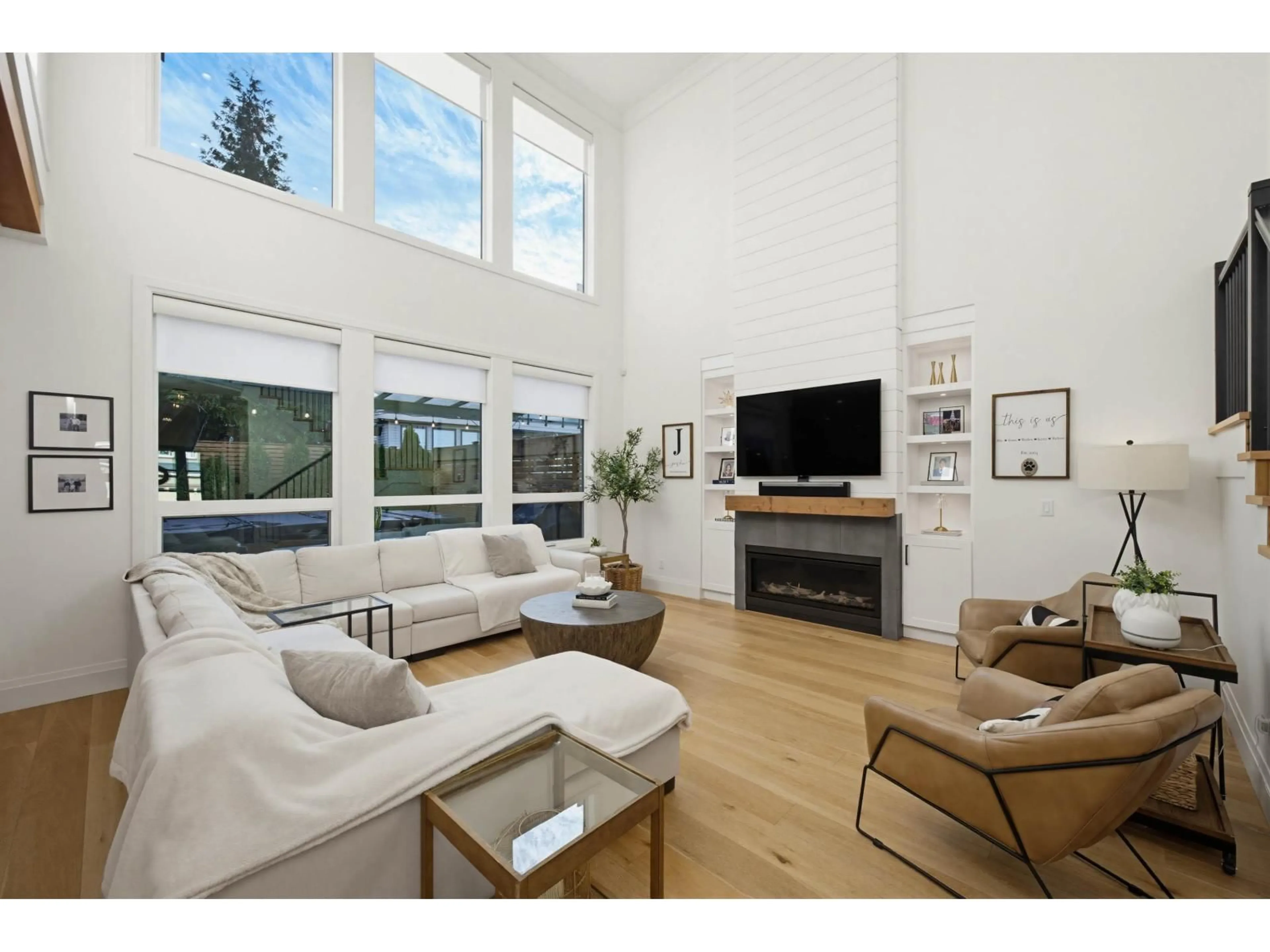 Living room with furniture, wood/laminate floor for 21006 83B AVENUE, Langley British Columbia V2Y0C1
