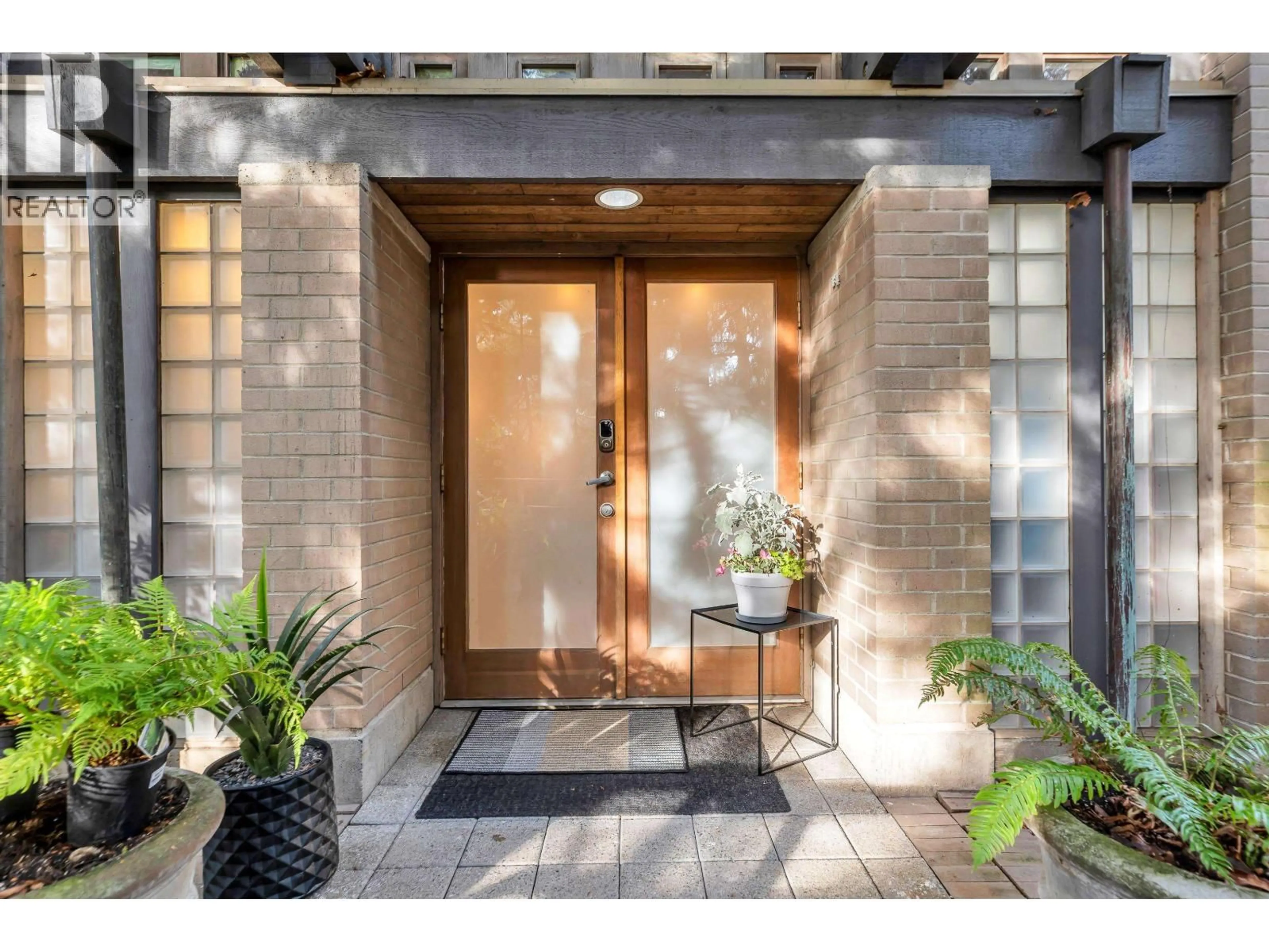 Indoor entryway for 4 - 328 2ND STREET, North Vancouver British Columbia V7L1C7