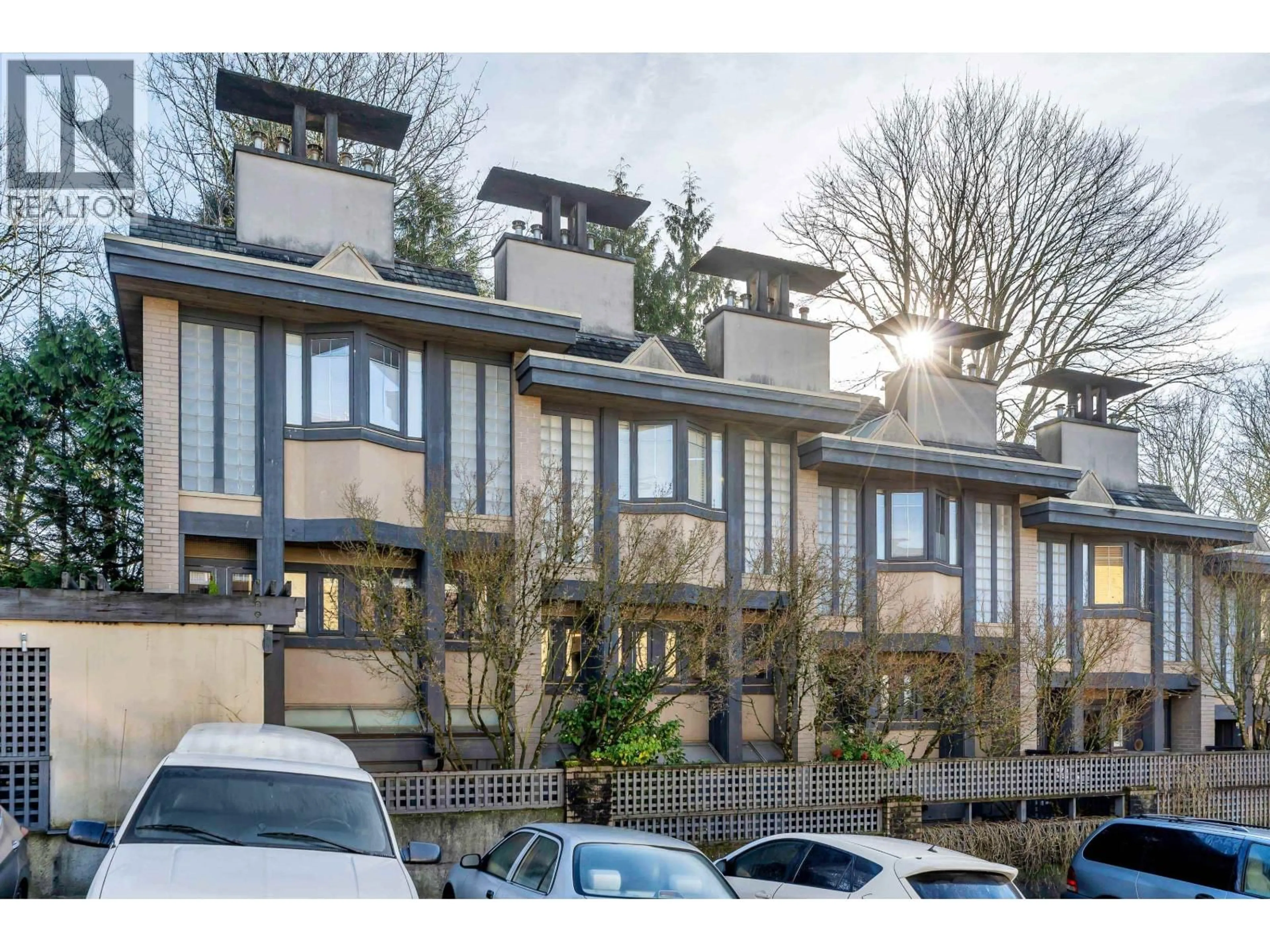 A pic from outside/outdoor area/front of a property/back of a property/a pic from drone, street for 4 - 328 2ND STREET, North Vancouver British Columbia V7L1C7