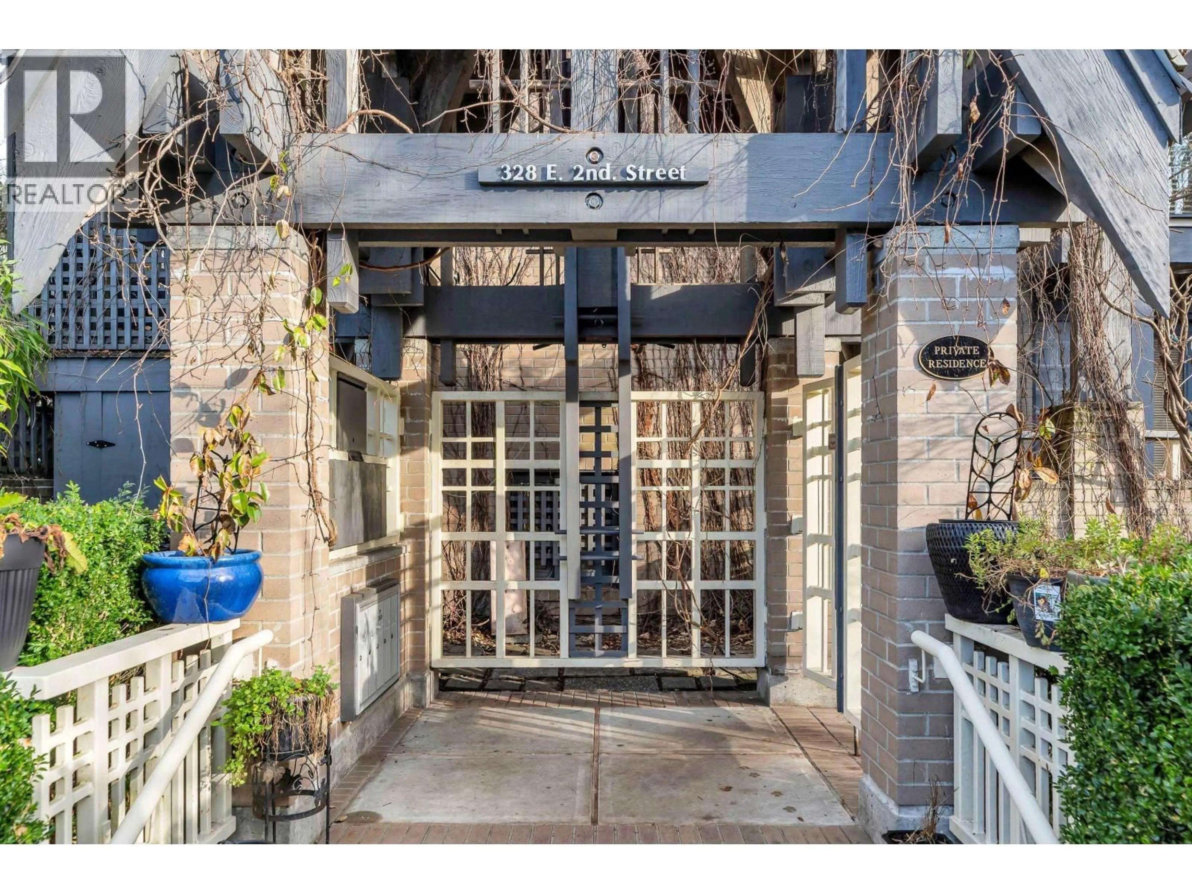 Indoor entryway for 4 - 328 2ND STREET, North Vancouver British Columbia V7L1C7