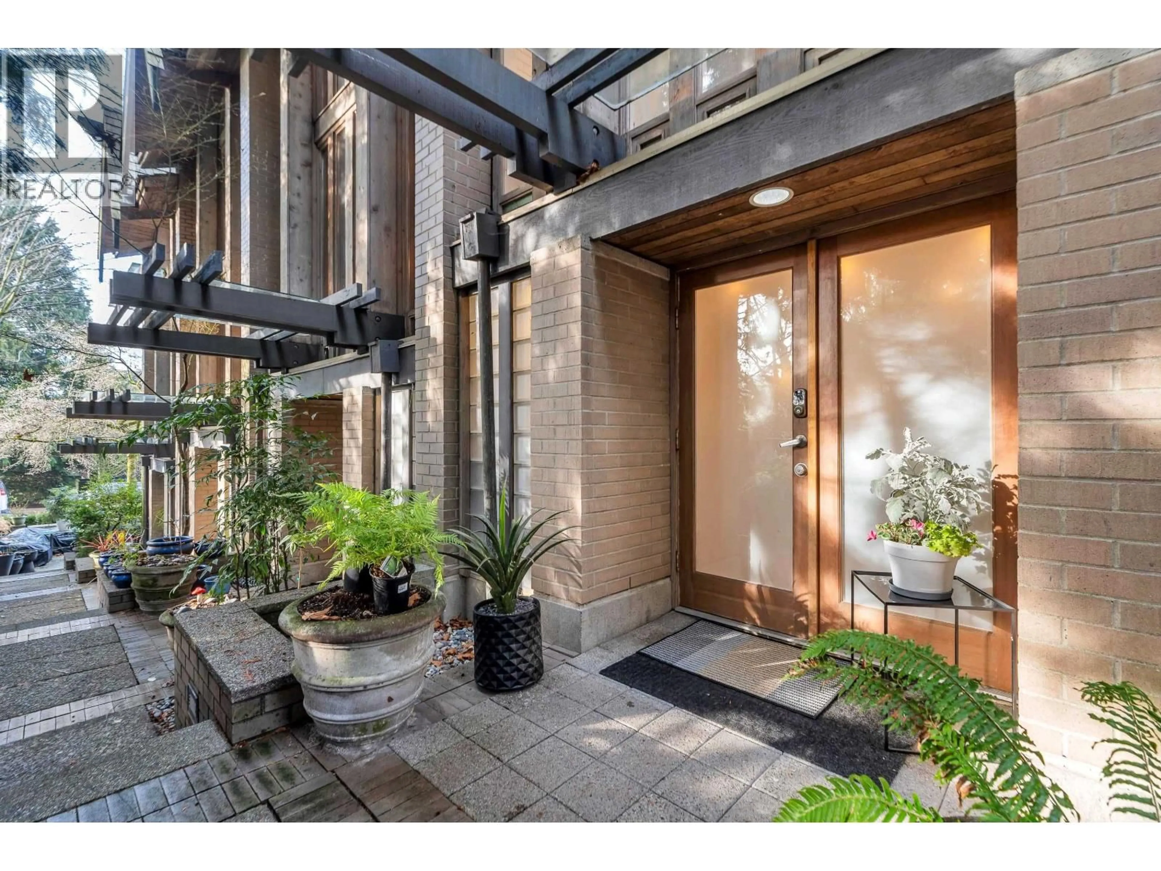 Indoor entryway for 4 - 328 2ND STREET, North Vancouver British Columbia V7L1C7