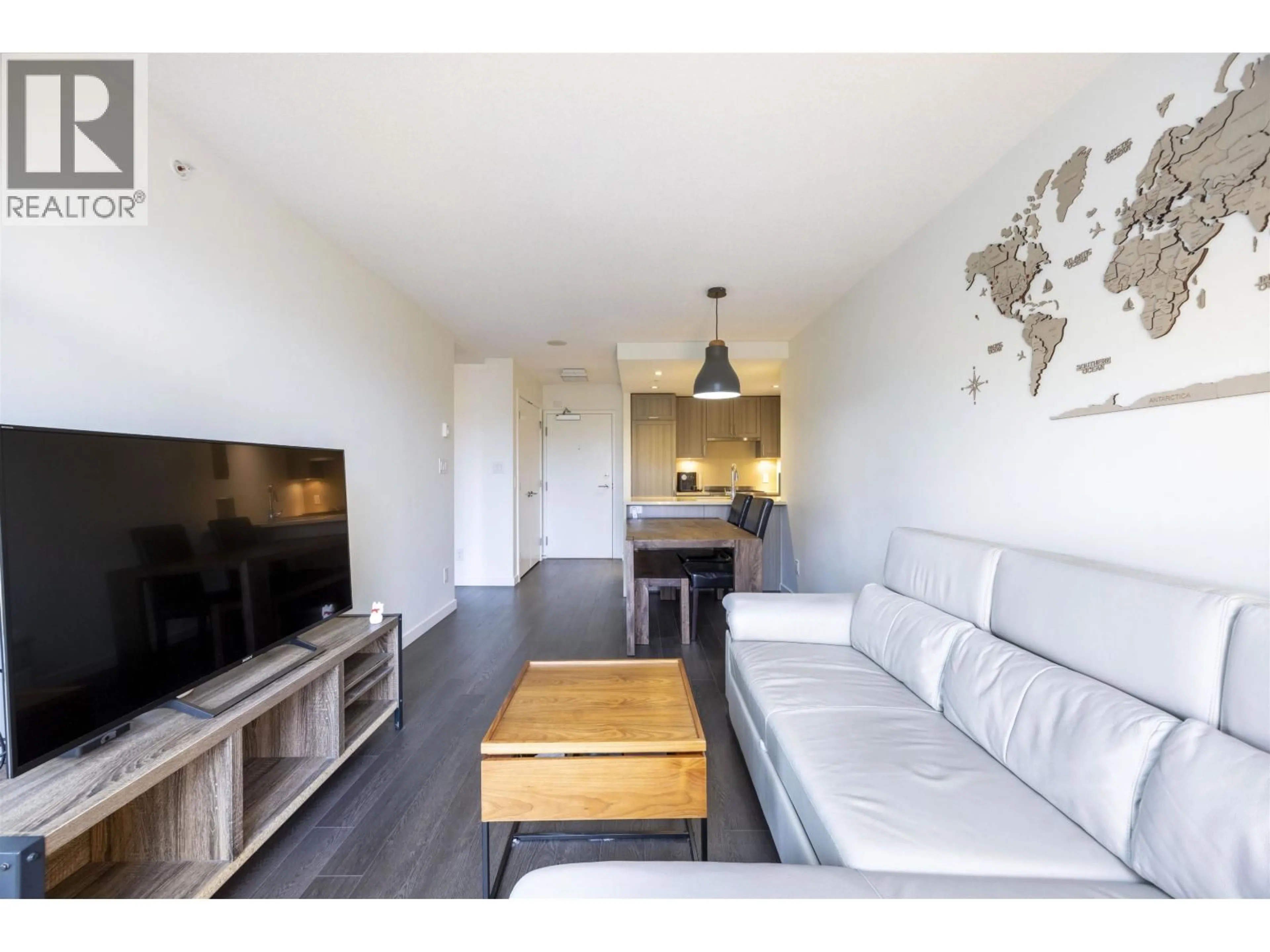 Living room with furniture, wood/laminate floor for 657 - 5515 BOUNDARY ROAD, Vancouver British Columbia V5R0E3