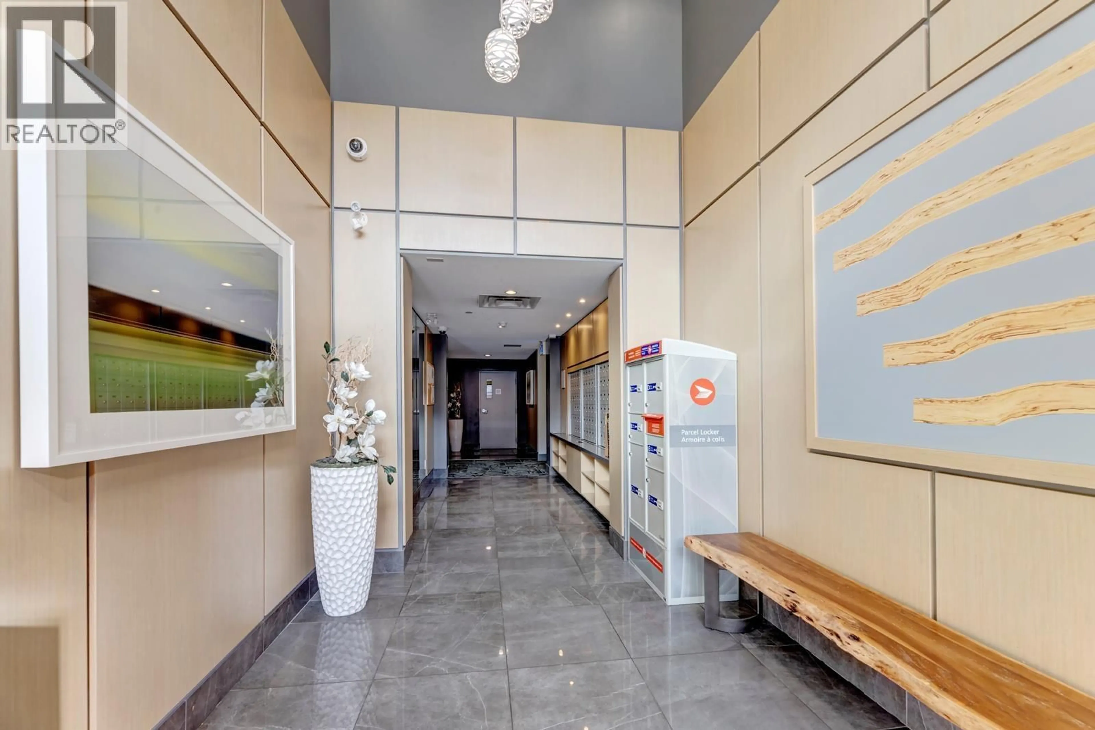 Indoor foyer for 201 - 9877 UNIVERSITY CRESCENT, Burnaby British Columbia V5A0E5