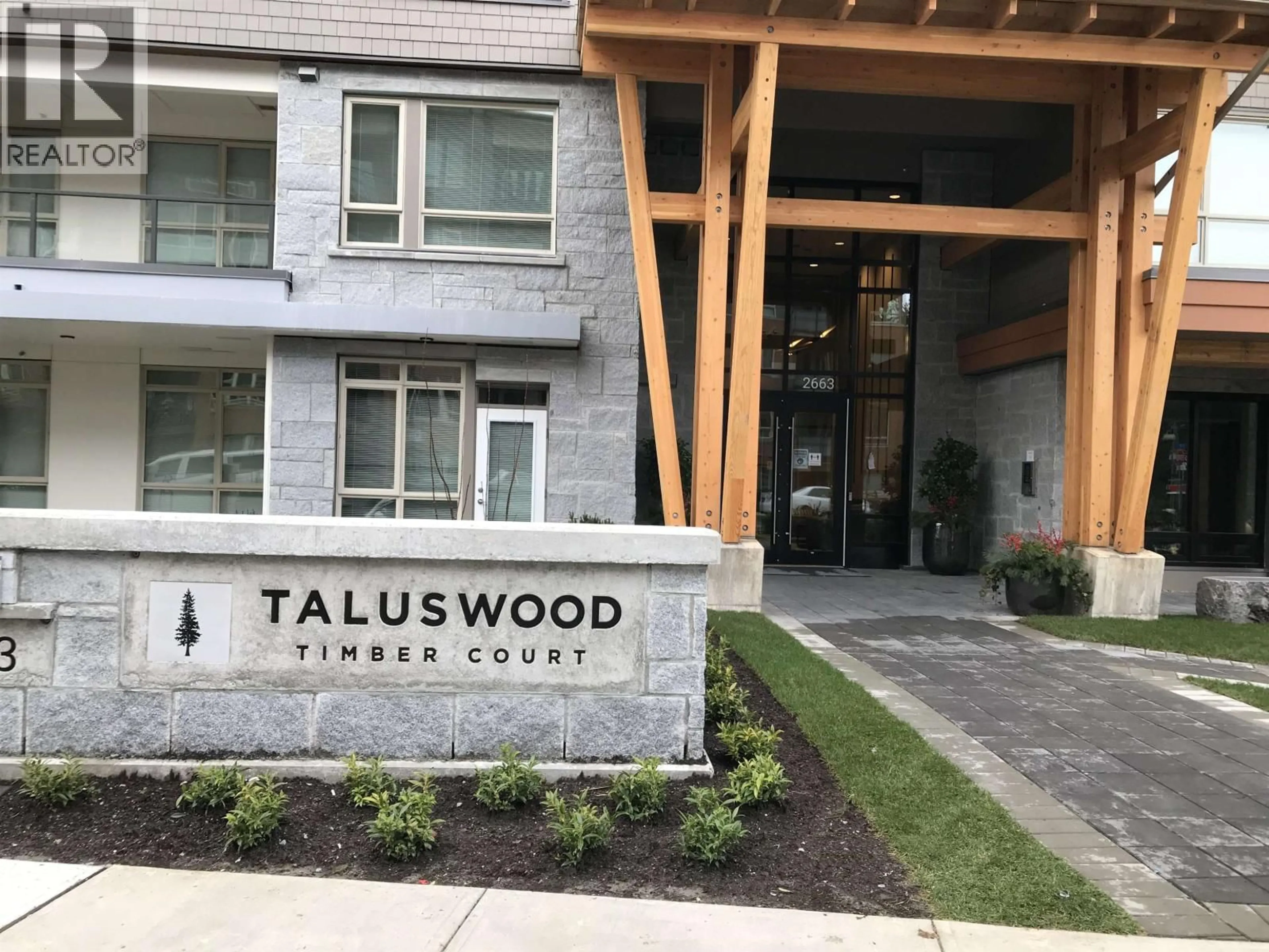 Indoor foyer for 101 - 2663 LIBRARY LANE, North Vancouver British Columbia V7J0B9