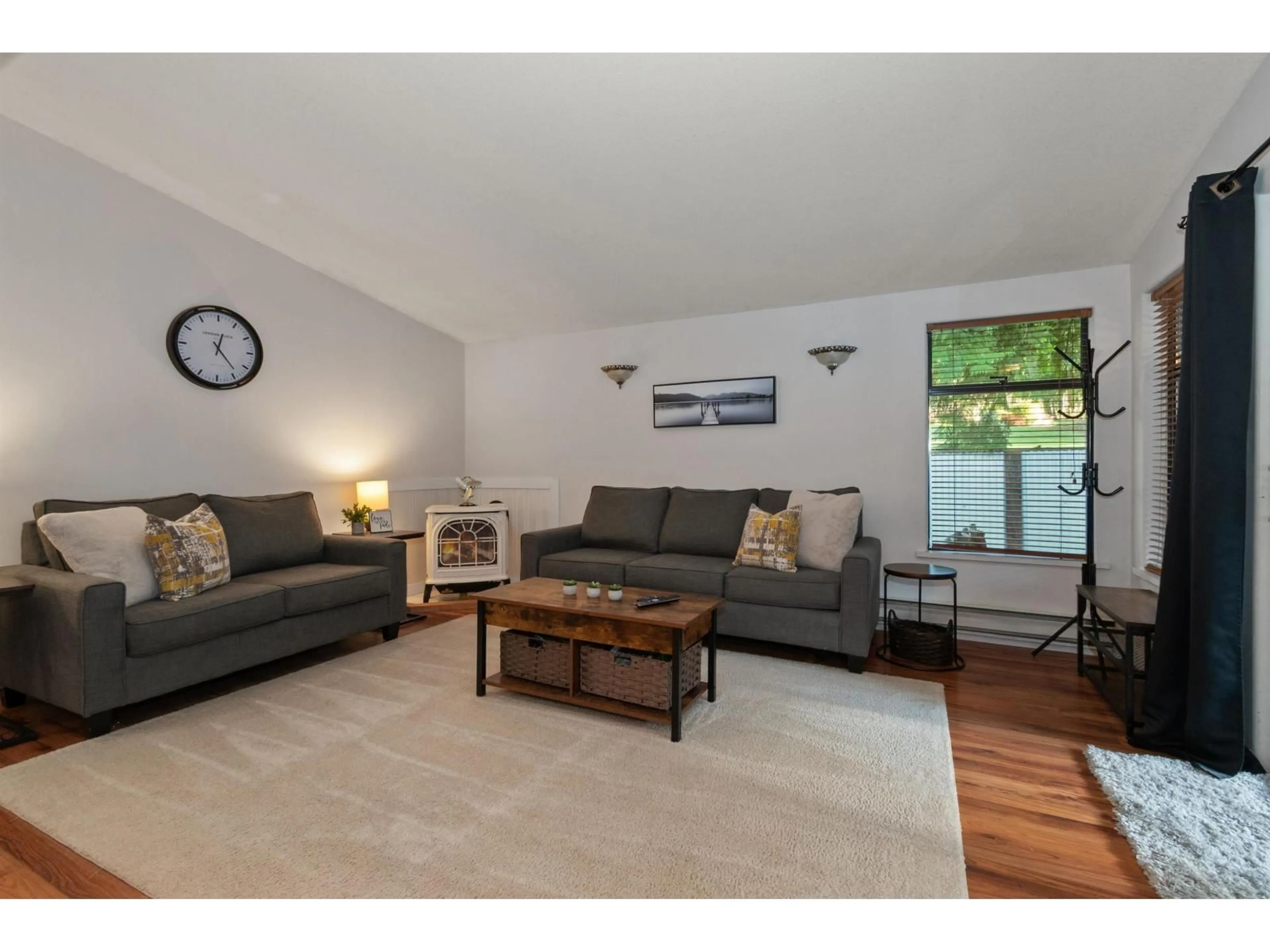 Living room with furniture, unknown for 66665 STEPHENS ROAD, Hope British Columbia V0X1L1