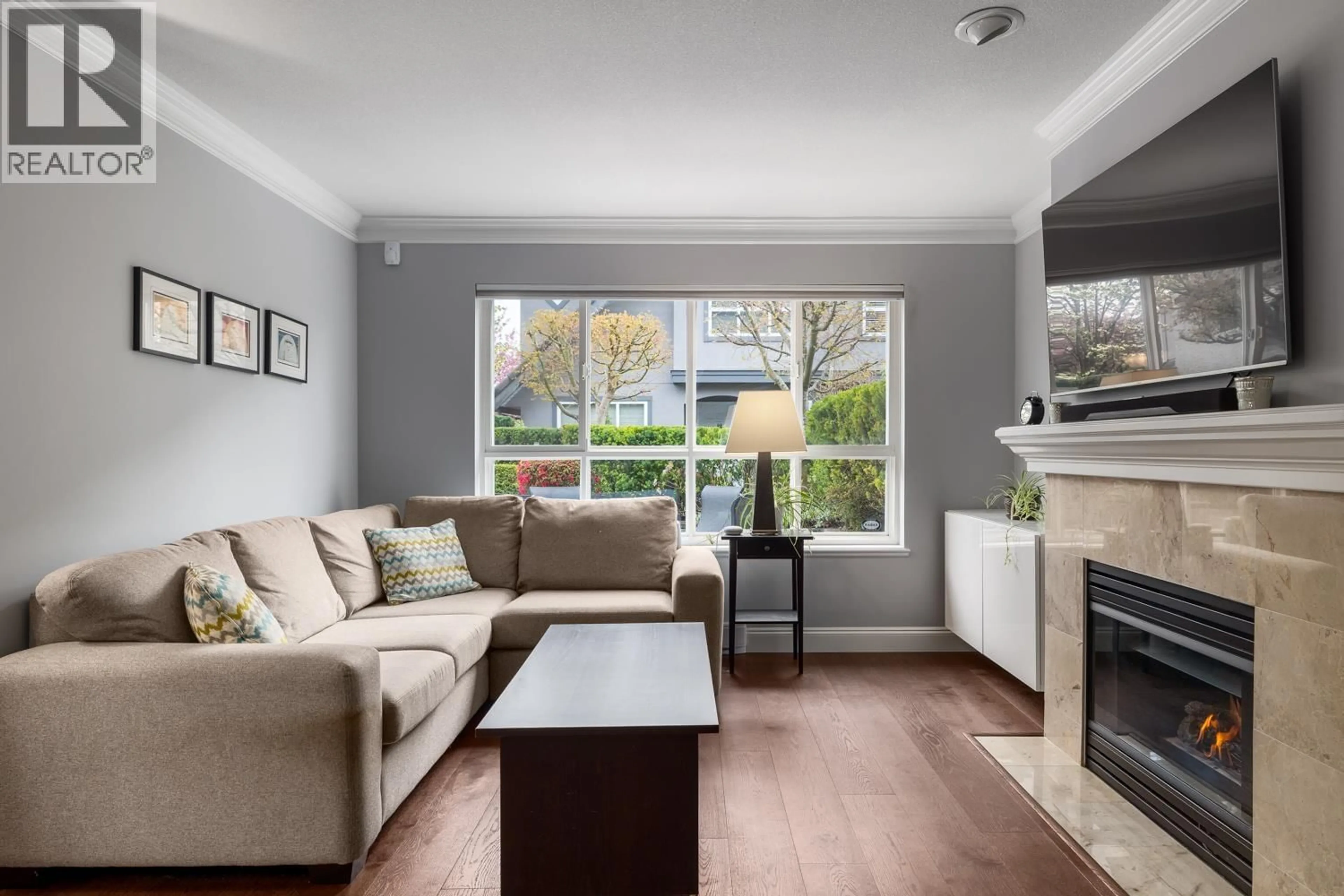 Living room with furniture, wood/laminate floor for 6 - 258 14TH STREET, North Vancouver British Columbia V7M1P3