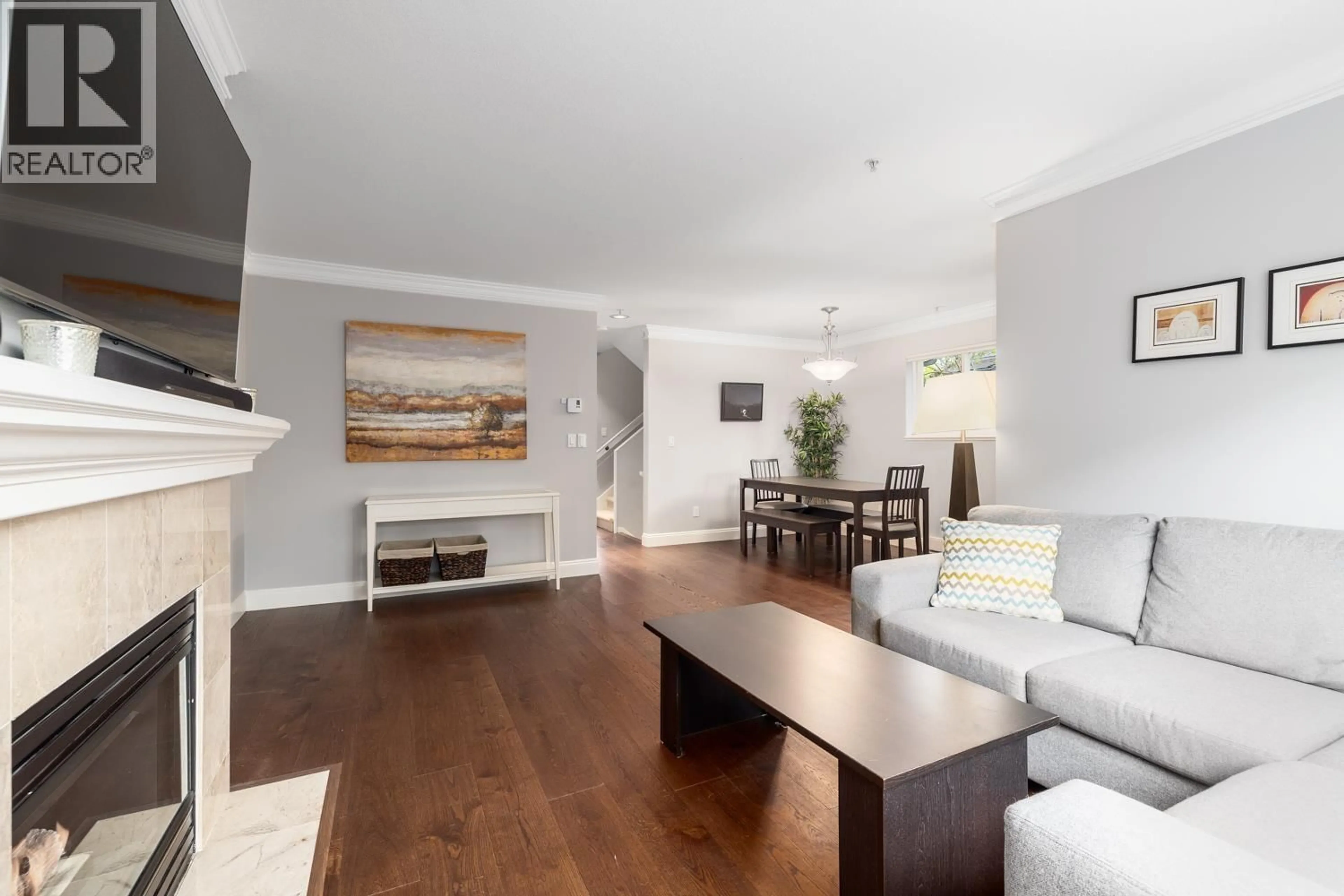 Living room with furniture, wood/laminate floor for 6 - 258 14TH STREET, North Vancouver British Columbia V7M1P3