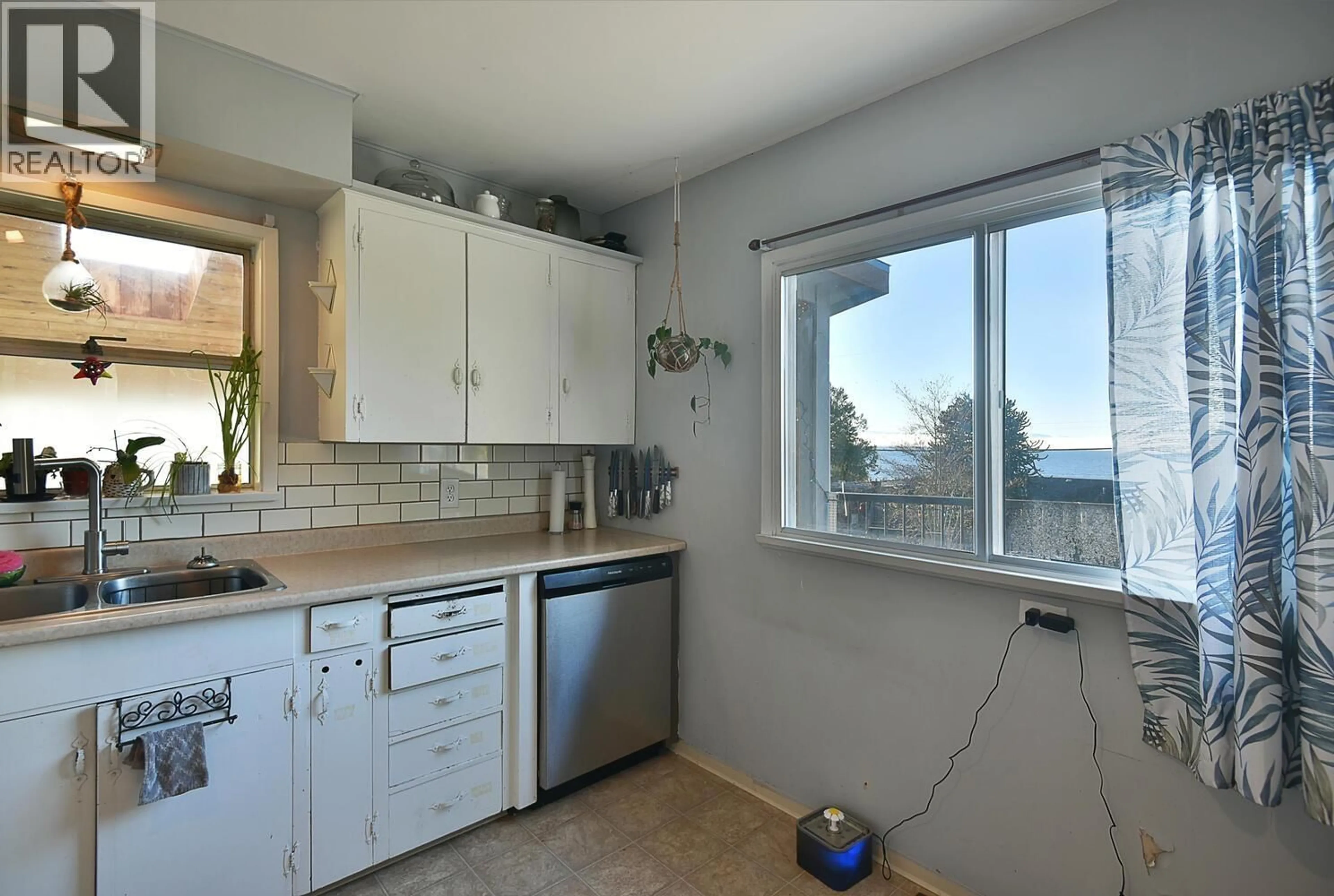 Standard kitchen, unknown for 4726 LAUREL AVENUE, Sechelt British Columbia V7Z0E7