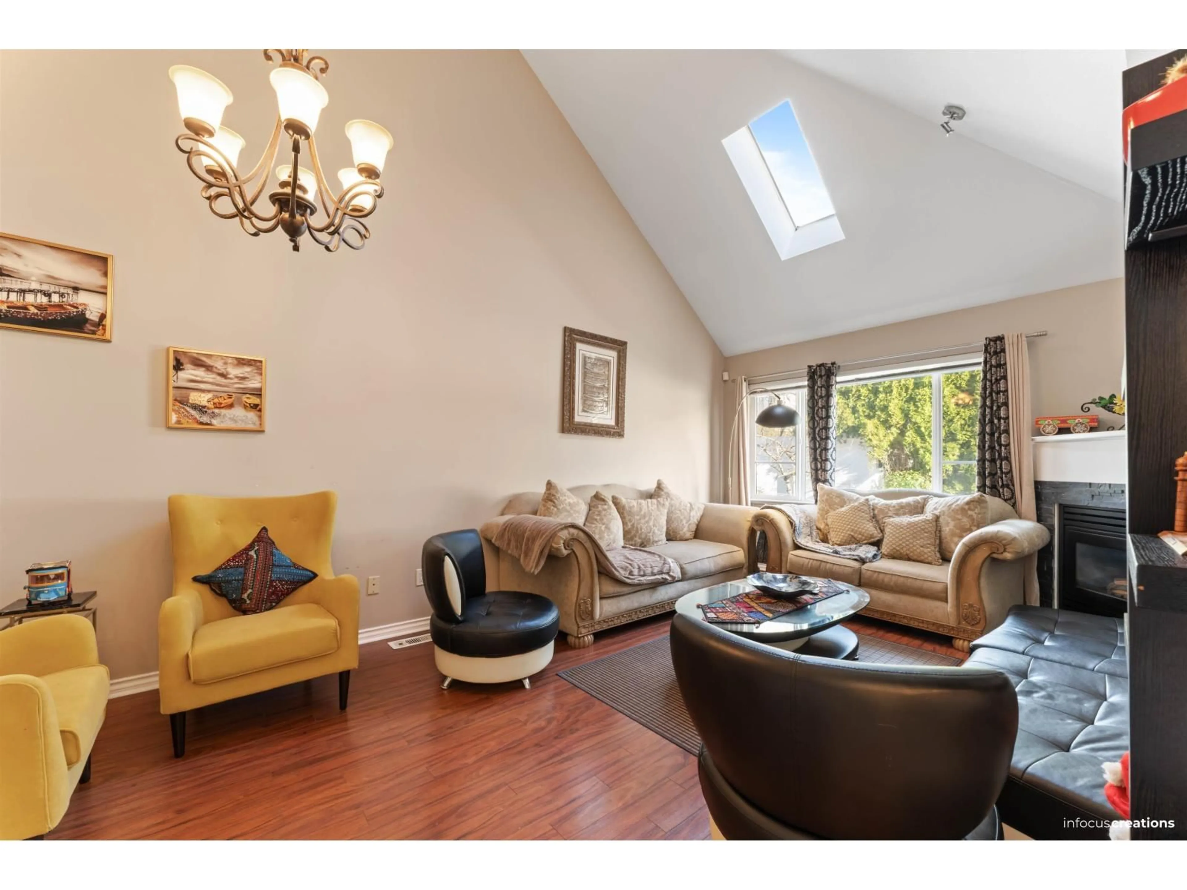 Living room with furniture, wood/laminate floor for 48 - 13918 58 AVENUE, Surrey British Columbia V3X3N8