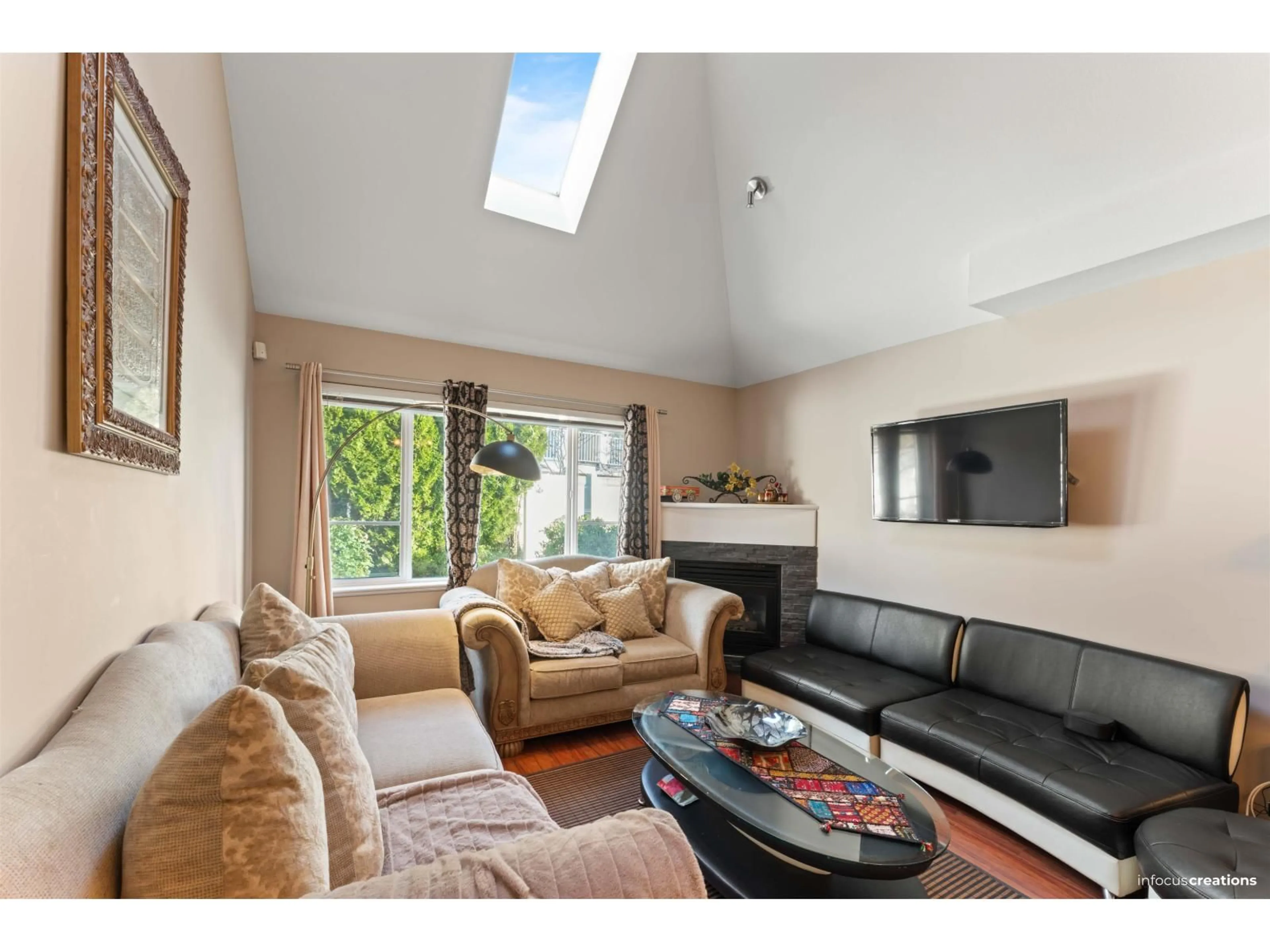 Living room with furniture, unknown for 48 - 13918 58 AVENUE, Surrey British Columbia V3X3N8