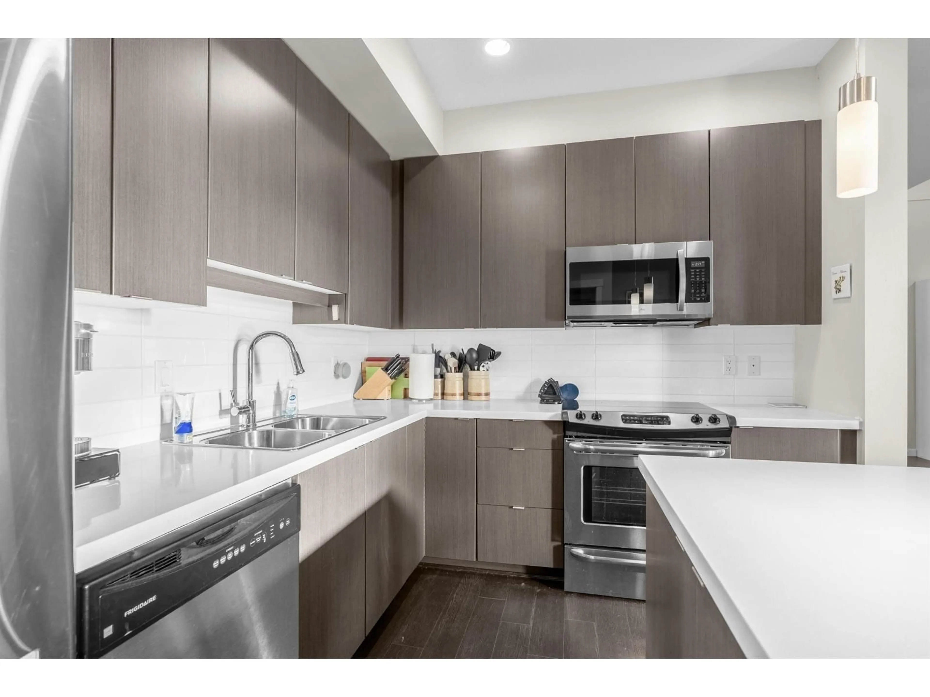 Standard kitchen, unknown for 6879 195A STREET, Surrey British Columbia V4N6K3