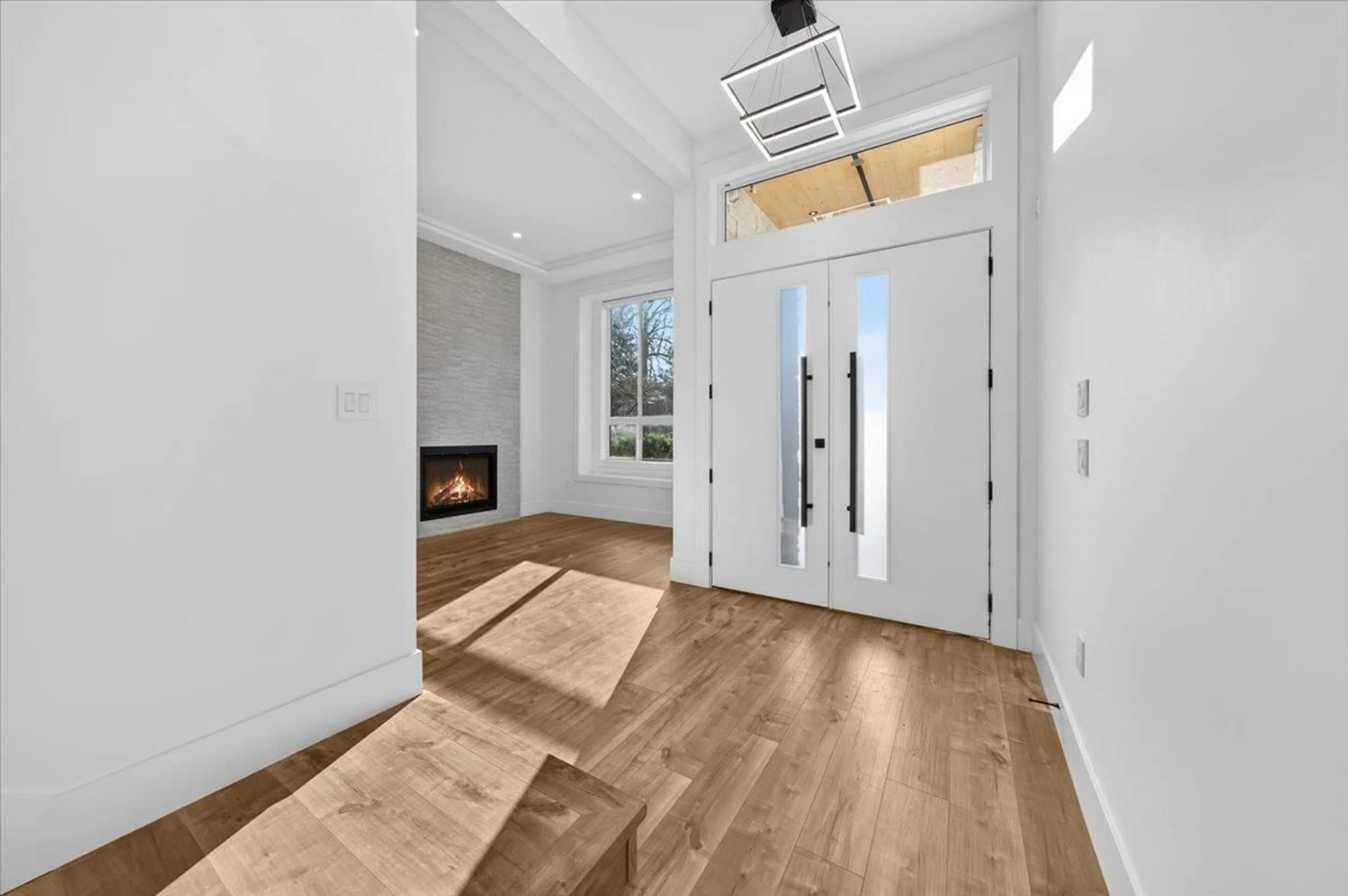 Indoor entryway for 17317 103A AVENUE, Surrey British Columbia V4N5R3