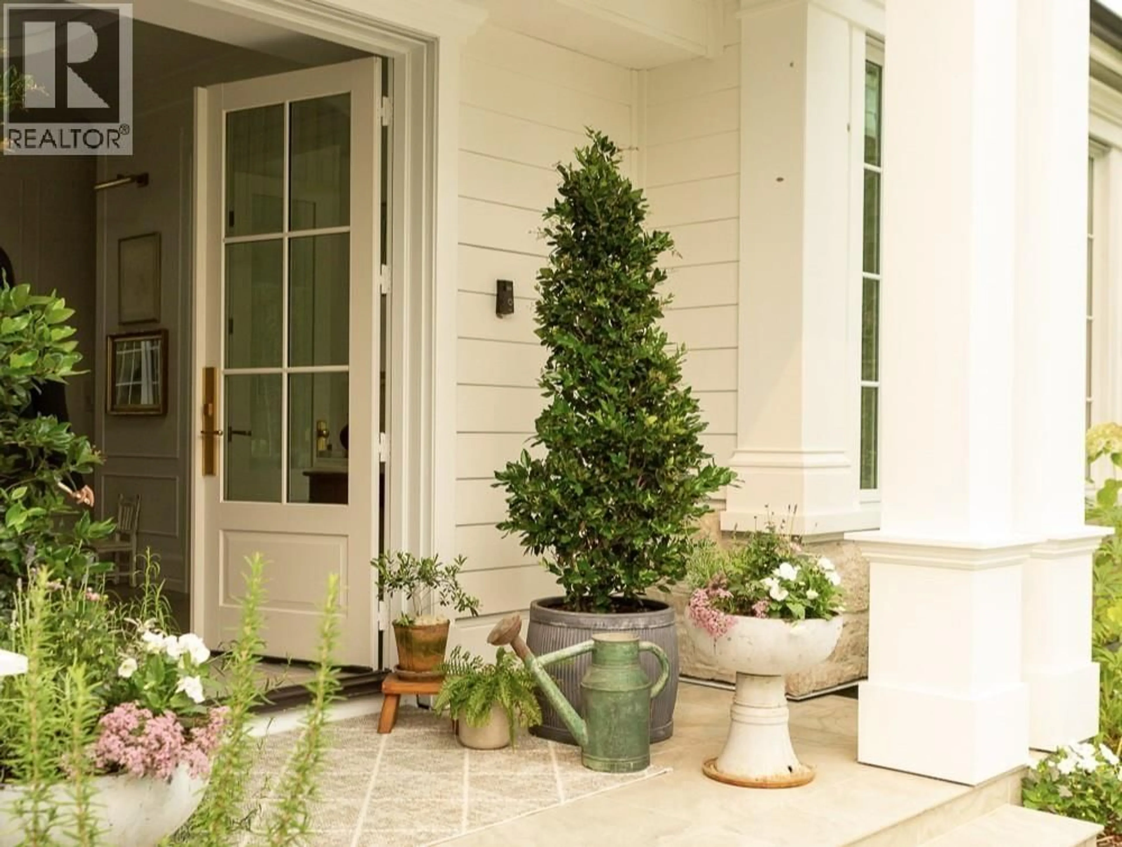 Indoor entryway for 4065 LIONS AVENUE, North Vancouver British Columbia V7R3S2