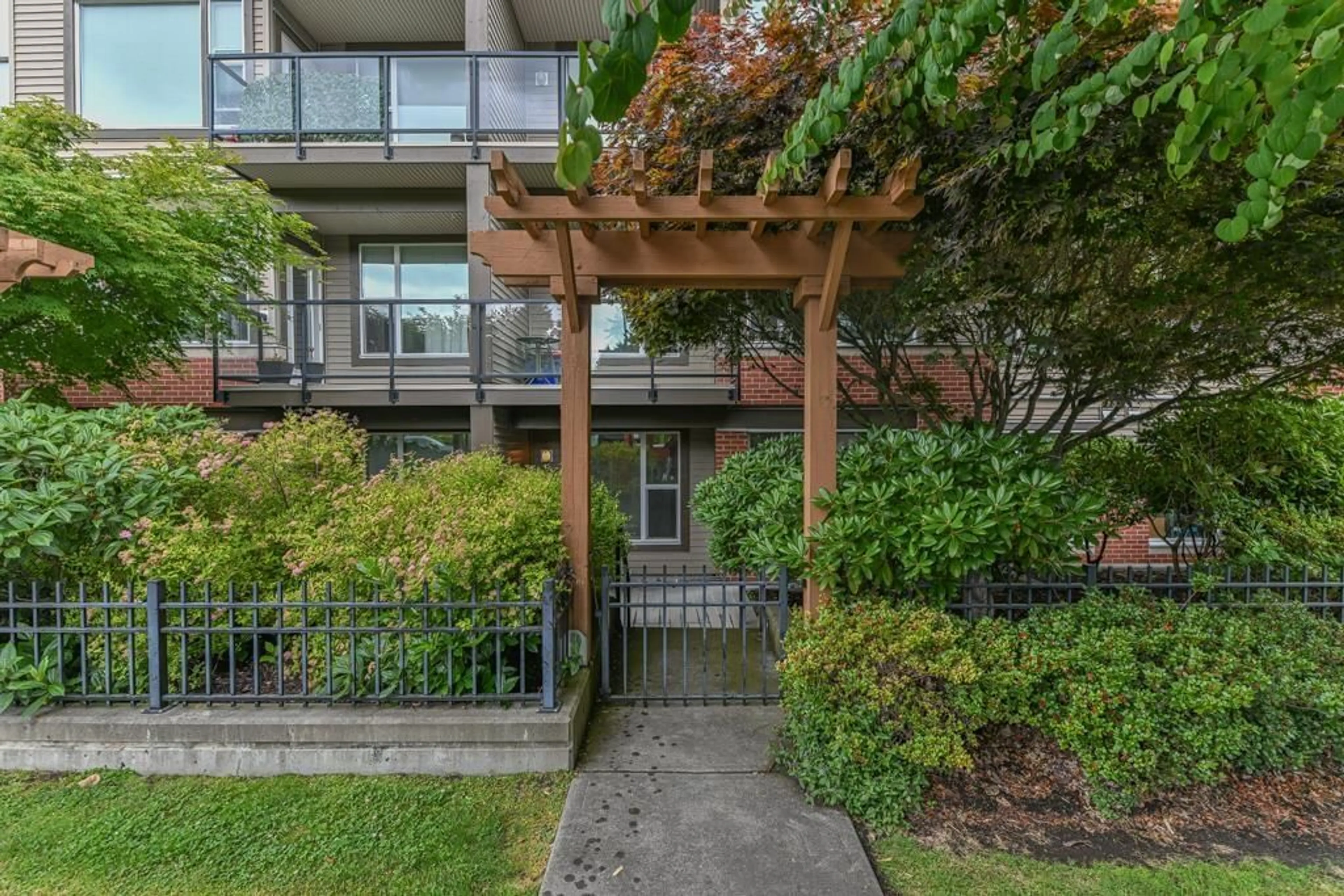 Patio, street for 114 - 33539 HOLLAND AVENUE, Abbotsford British Columbia V2S0C6