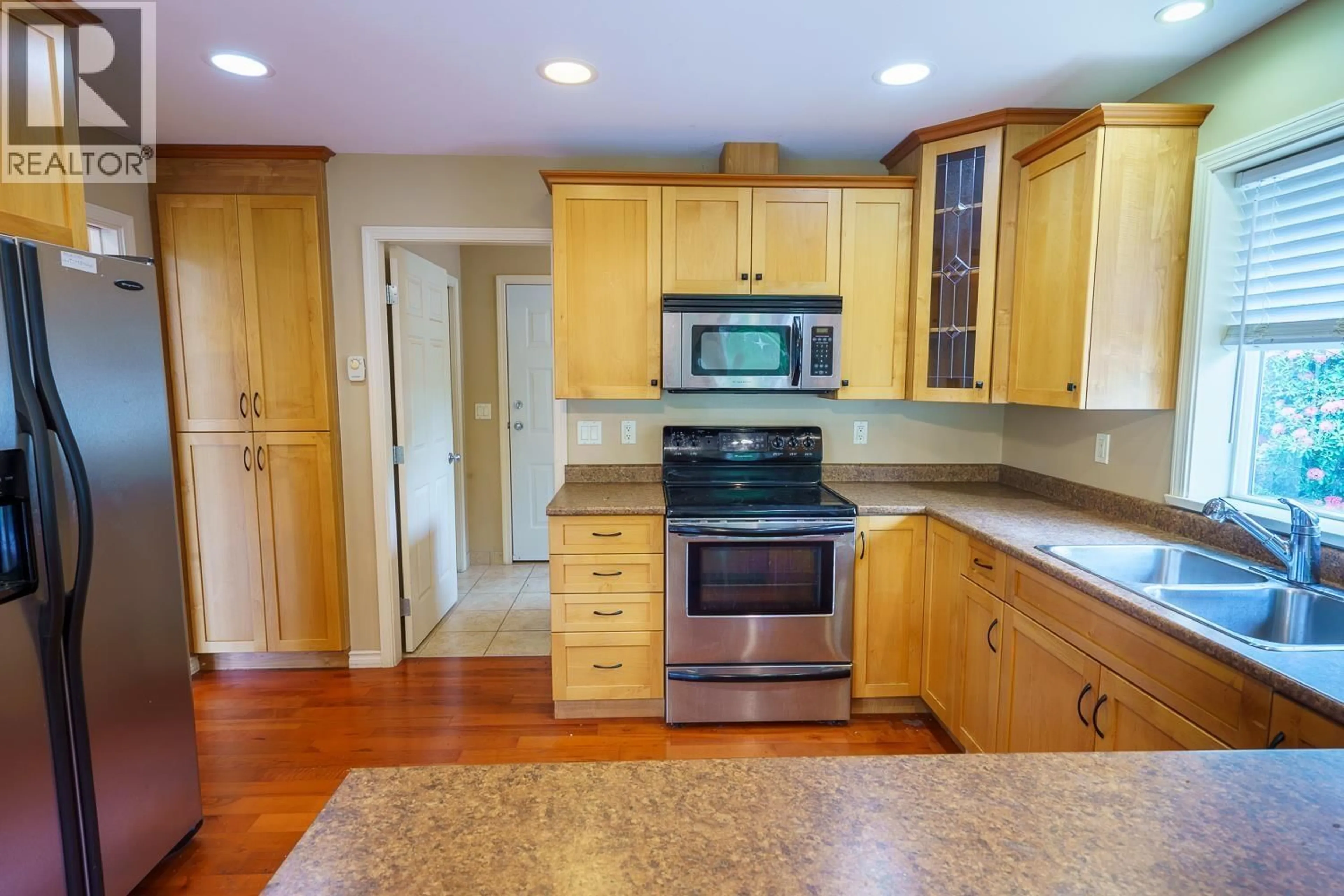 Standard kitchen, unknown for 5886 SANDY HOOK ROAD, Sechelt British Columbia V7Z0P4