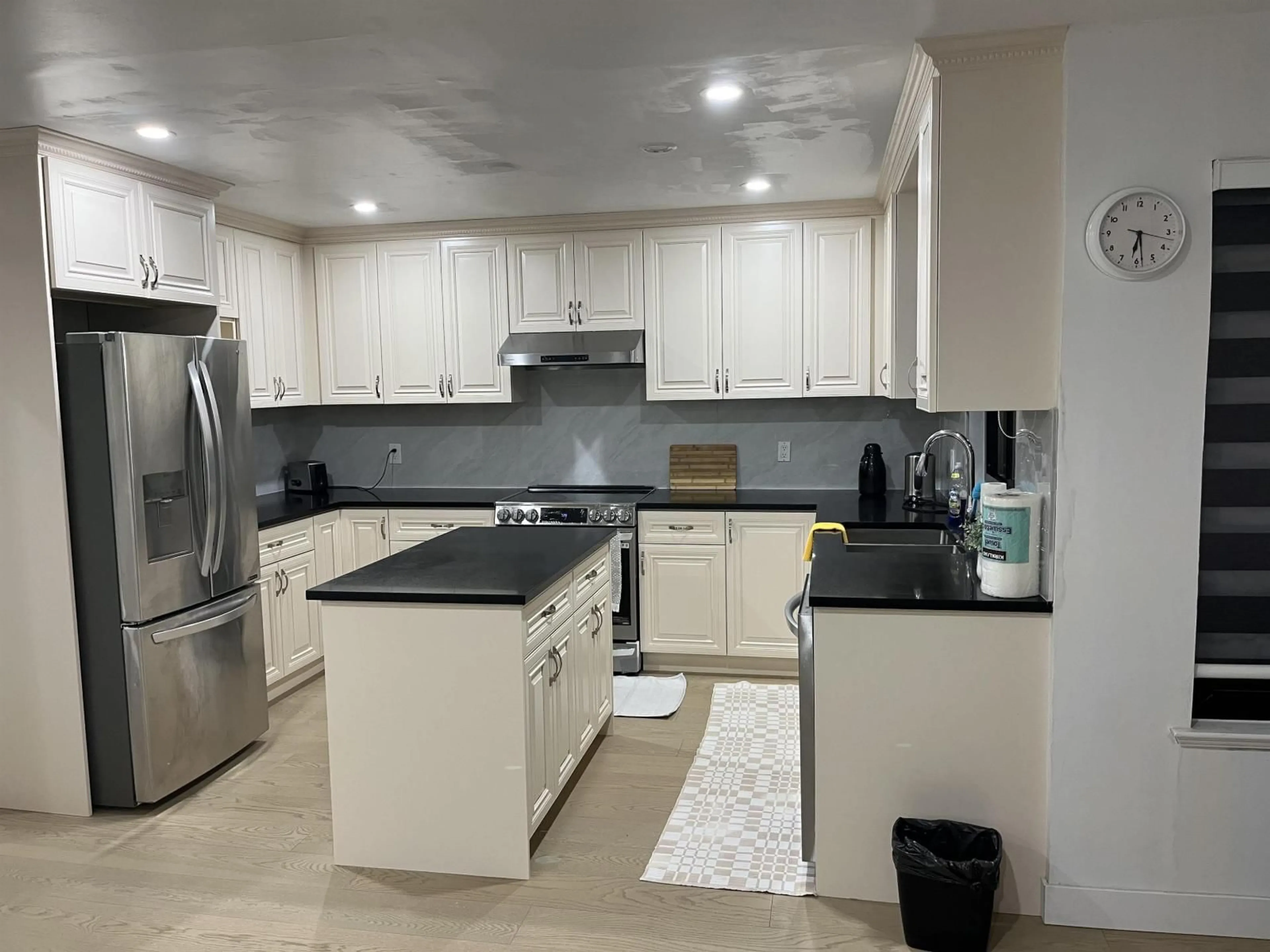 Open concept kitchen, ceramic/tile floor for 7622 147A STREET, Surrey British Columbia V3S8Z3