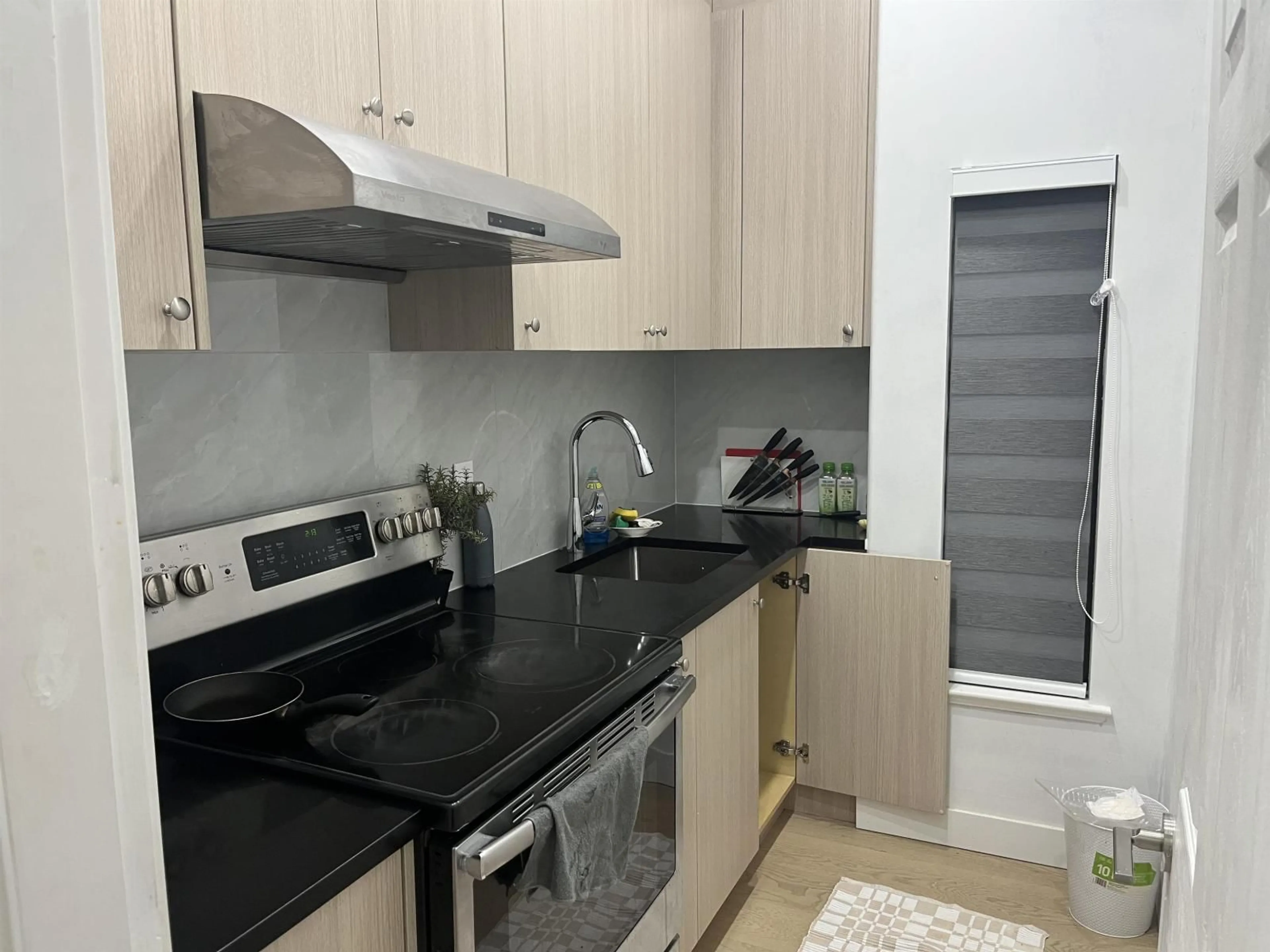 Standard kitchen, unknown for 7622 147A STREET, Surrey British Columbia V3S8Z3
