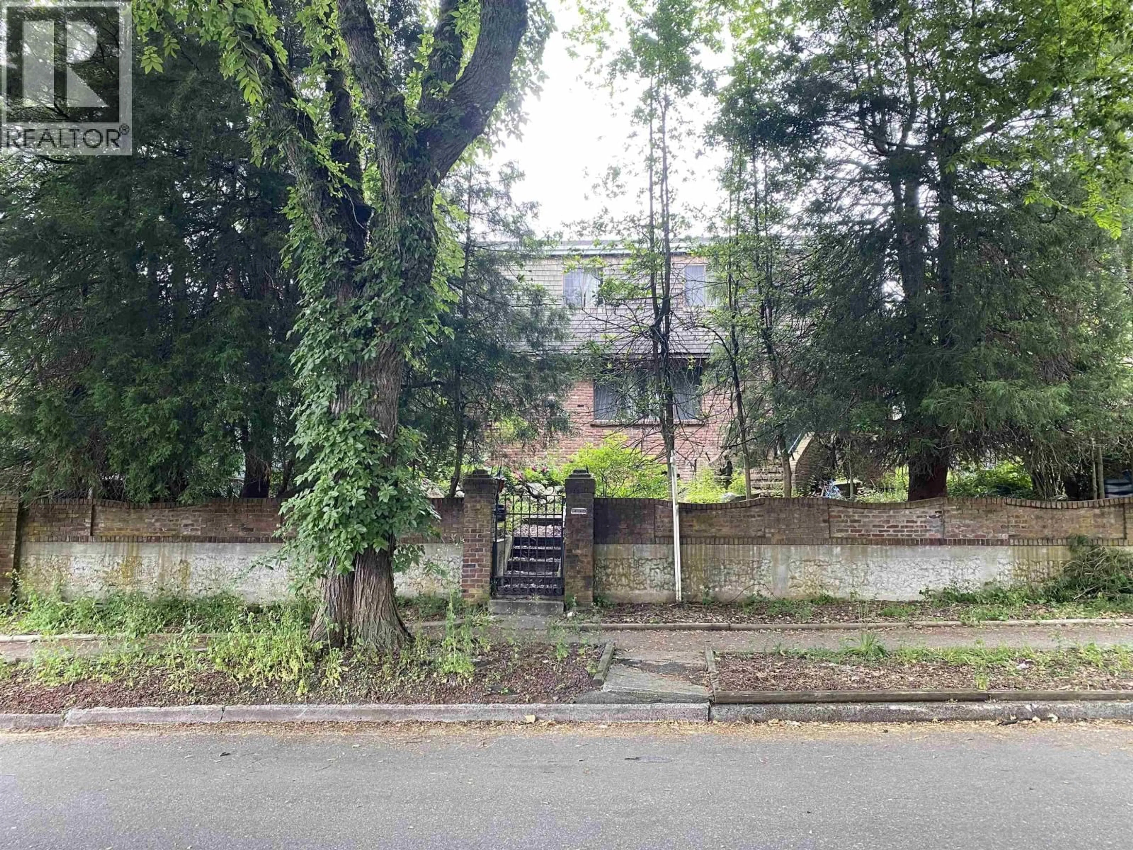 A pic from outside/outdoor area/front of a property/back of a property/a pic from drone, street for 2371 6TH AVENUE, Vancouver British Columbia V5N1R4