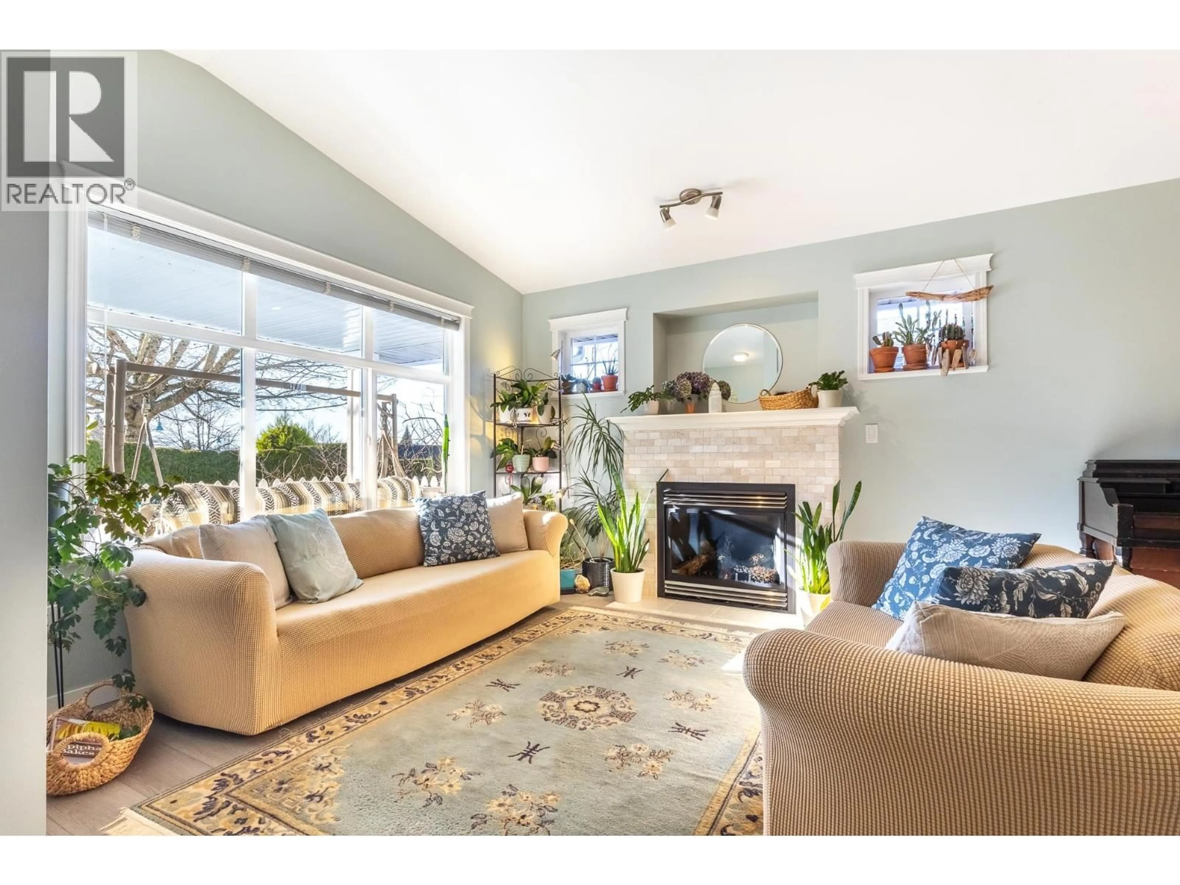 Living room with furniture, unknown for 6270 HOMESTEAD AVENUE, Sechelt British Columbia V7Z0M6