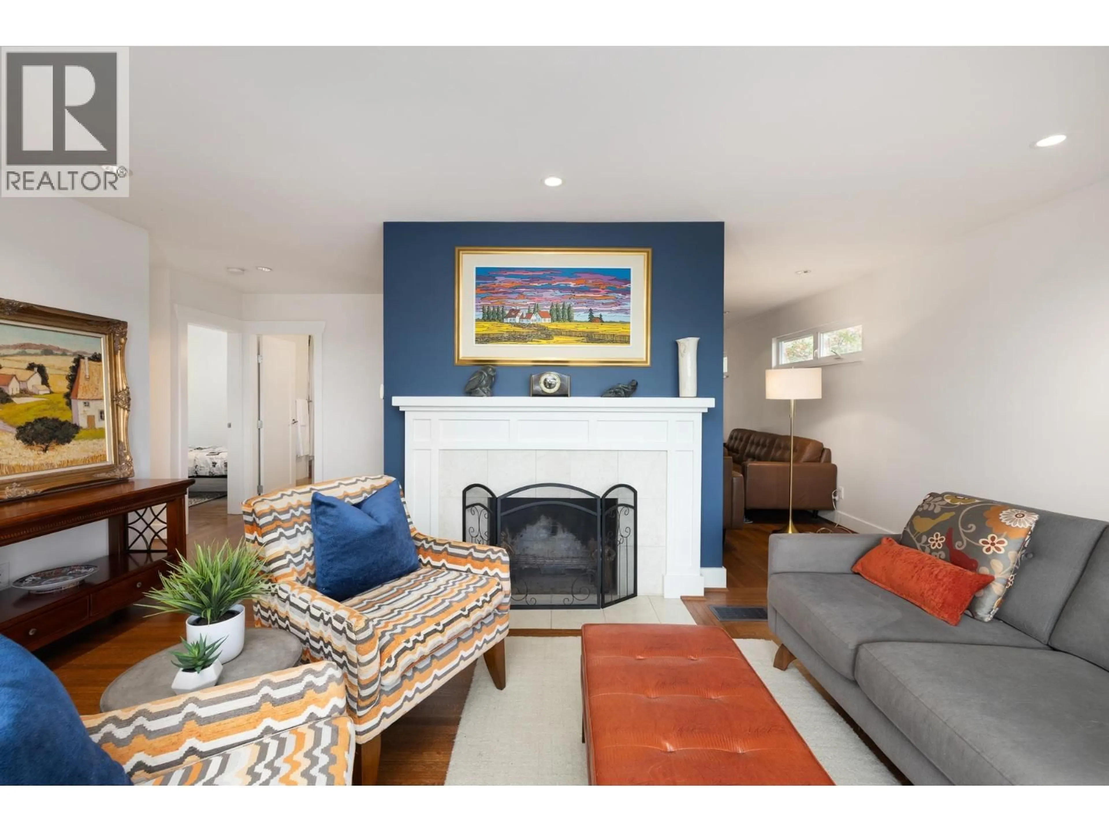 Living room with furniture, unknown for 518 7TH STREET, North Vancouver British Columbia V7L1S3