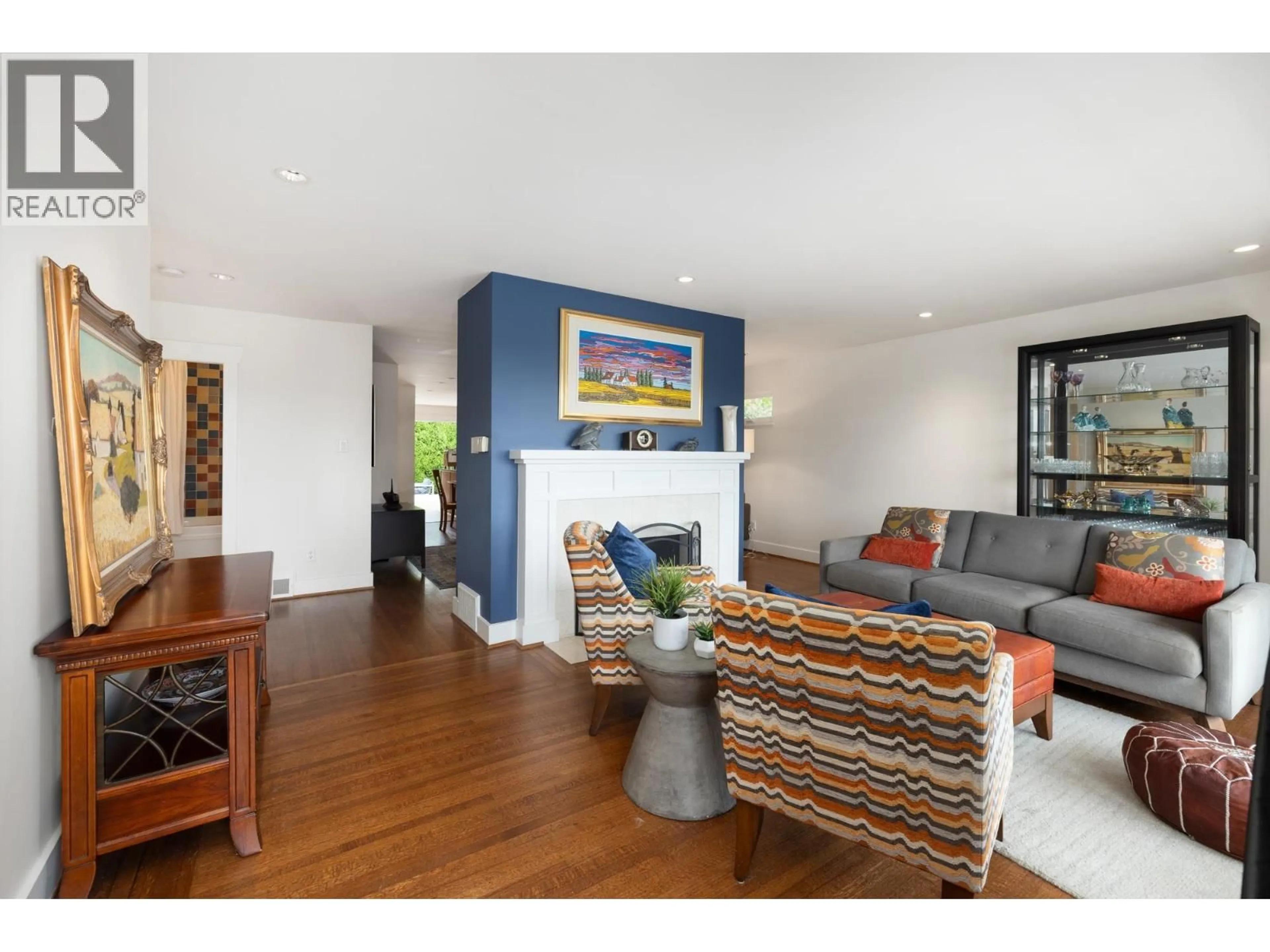 Living room with furniture, wood/laminate floor for 518 7TH STREET, North Vancouver British Columbia V7L1S3