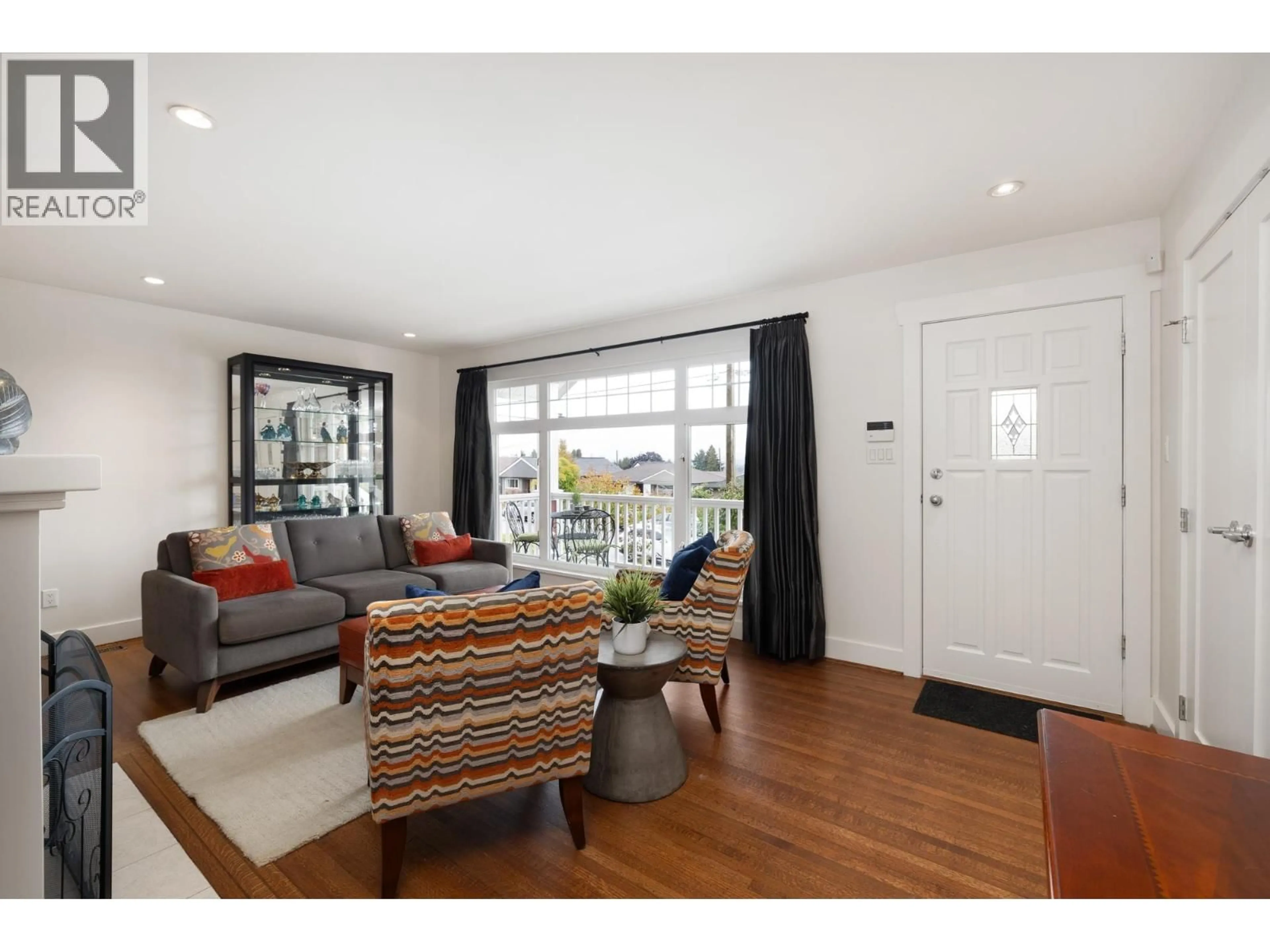 Living room with furniture, wood/laminate floor for 518 7TH STREET, North Vancouver British Columbia V7L1S3