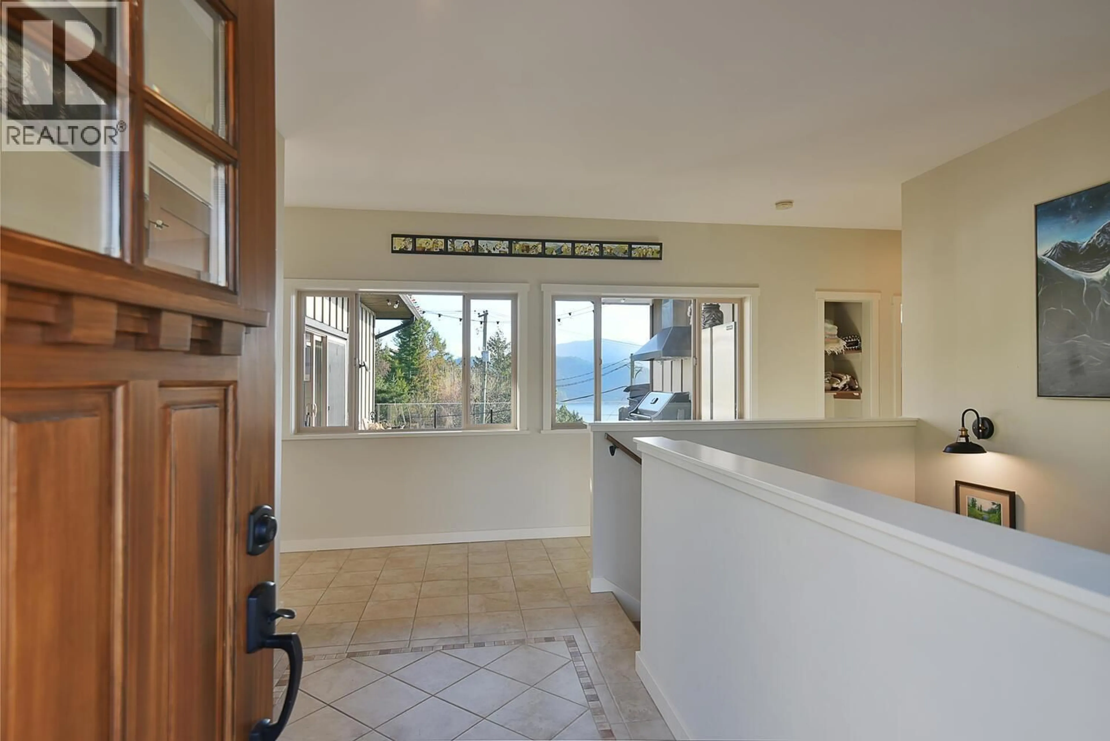 Indoor foyer for 659 GIBSONS WAY, Gibsons British Columbia V0N1V9