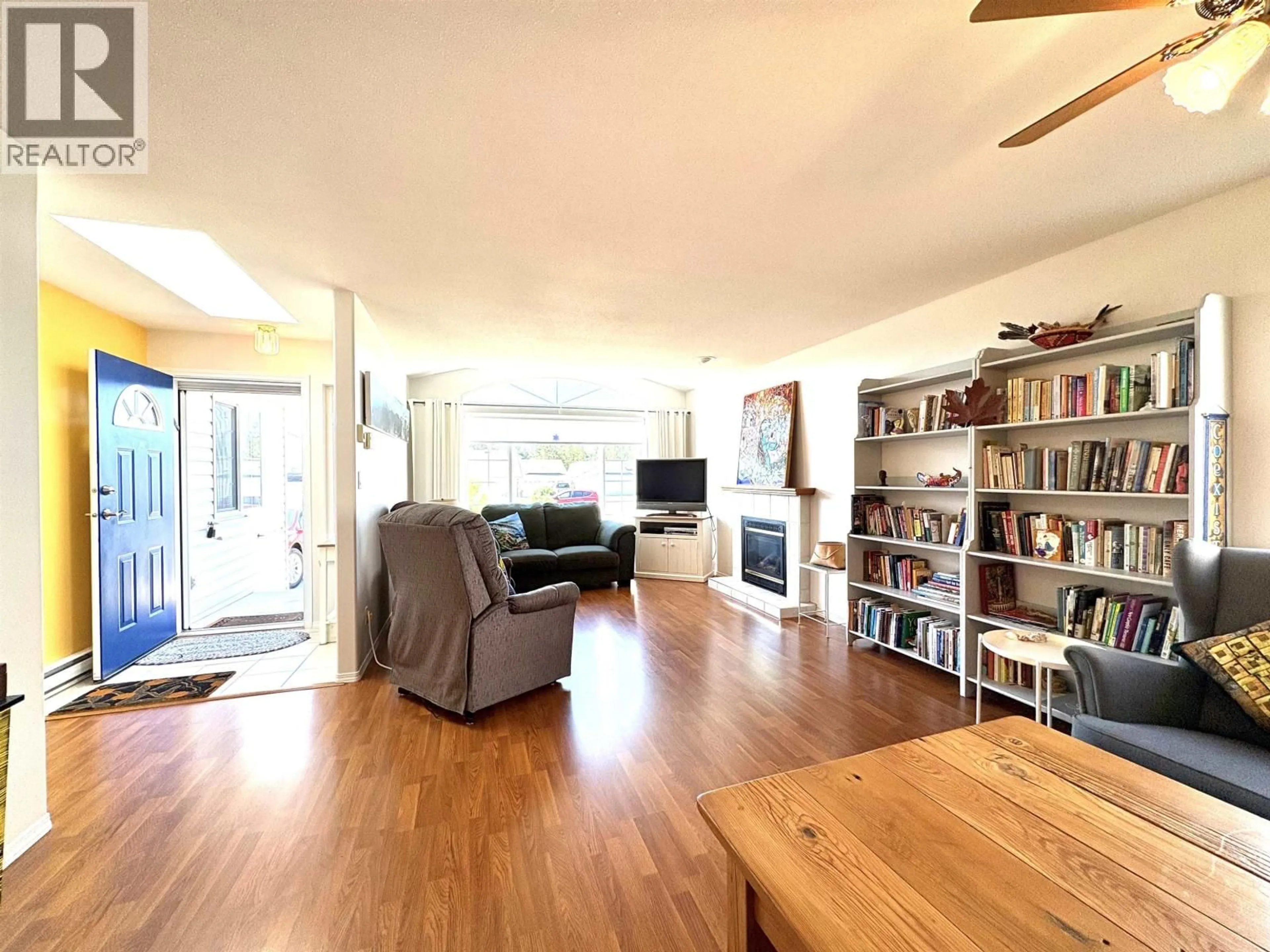 Living room with furniture, wood/laminate floor for 22 - 535 SHAW ROAD, Gibsons British Columbia V0N1V8