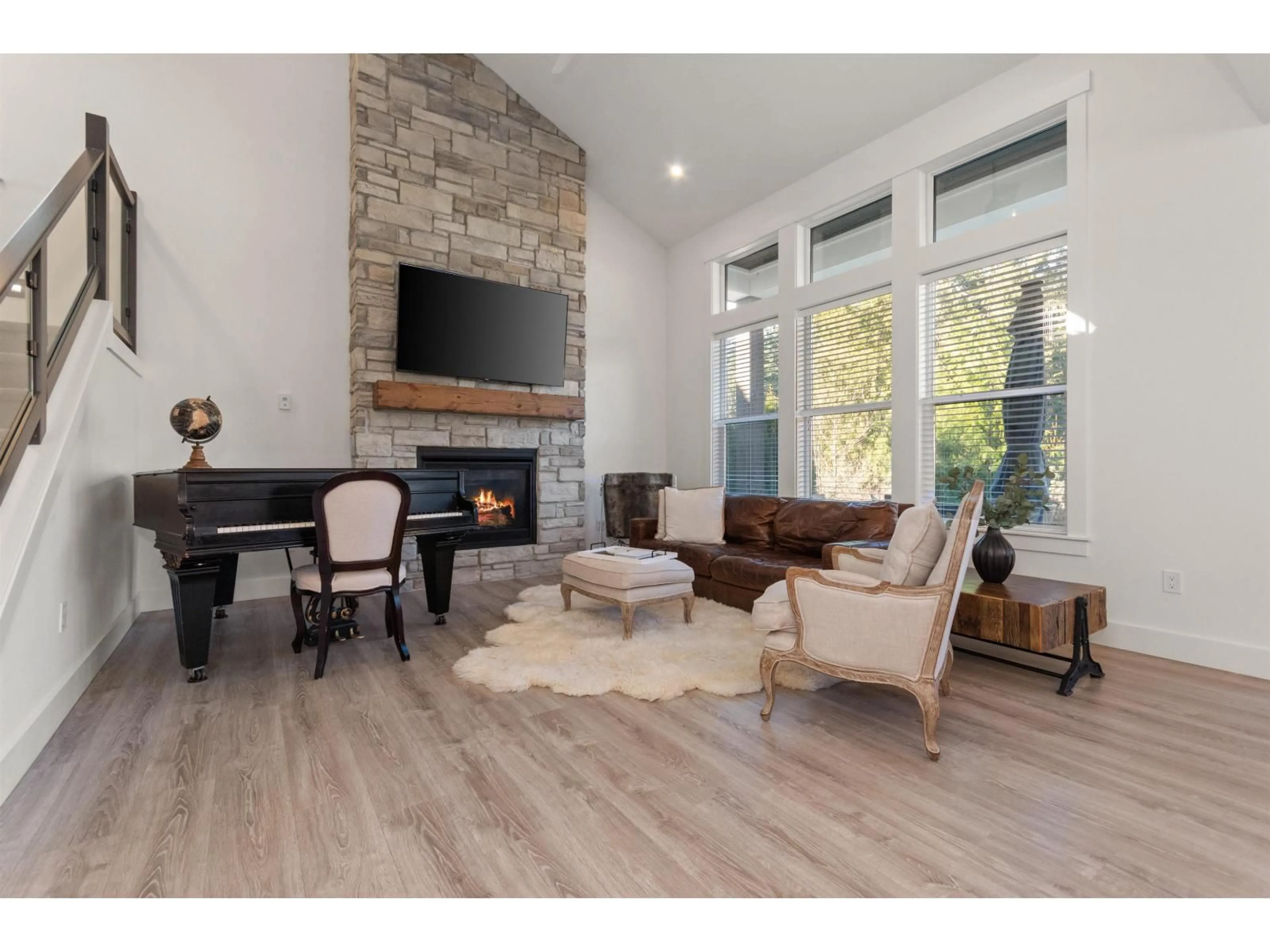 Living room with furniture, wood/laminate floor for 12 - 1885 COLUMBIA VALLEY ROAD, Cultus Lake British Columbia V2R1J8