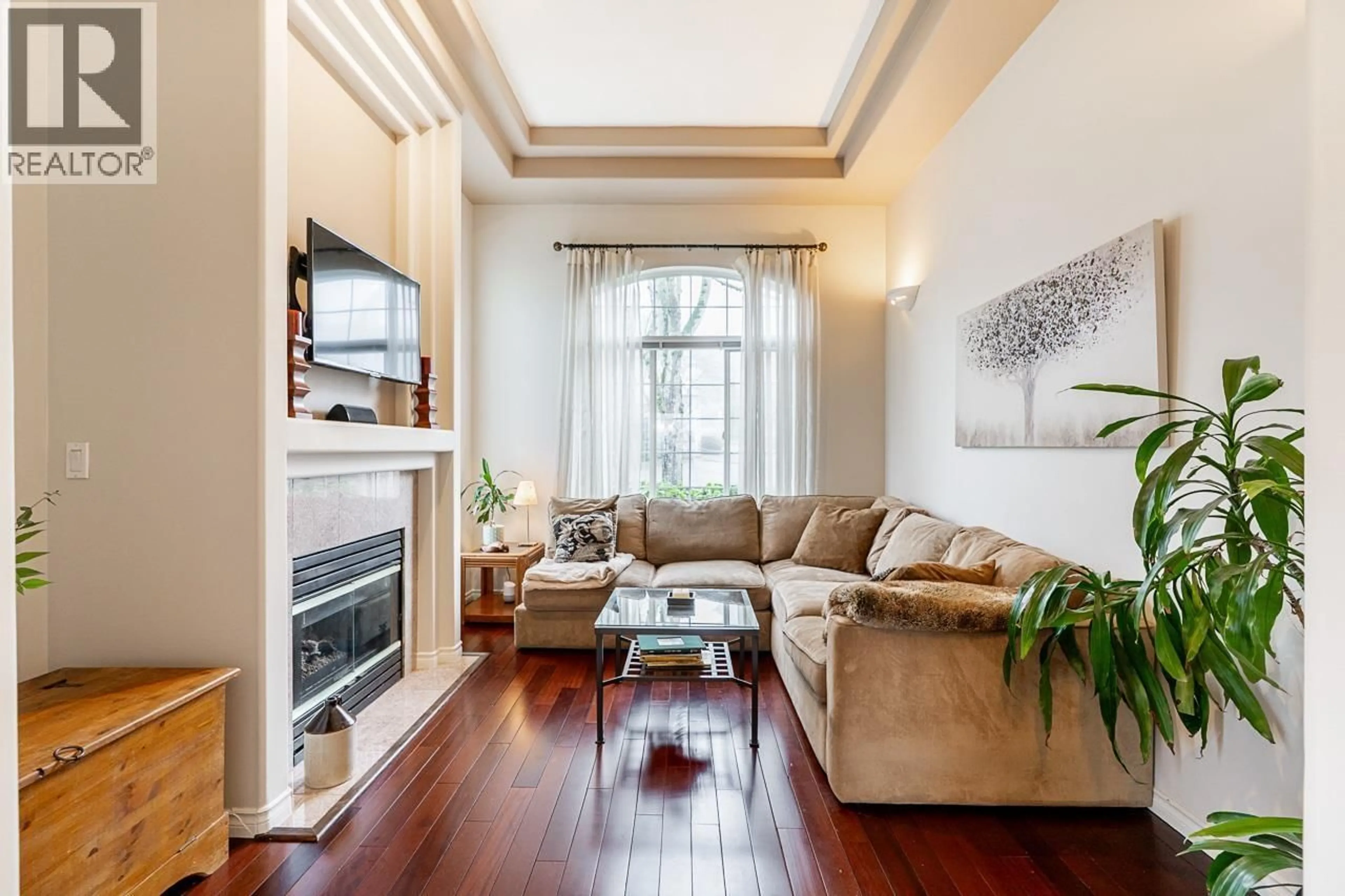 Living room with furniture, wood/laminate floor for 2 - 915 FORT FRASER RISE, Port Coquitlam British Columbia V3C6K3