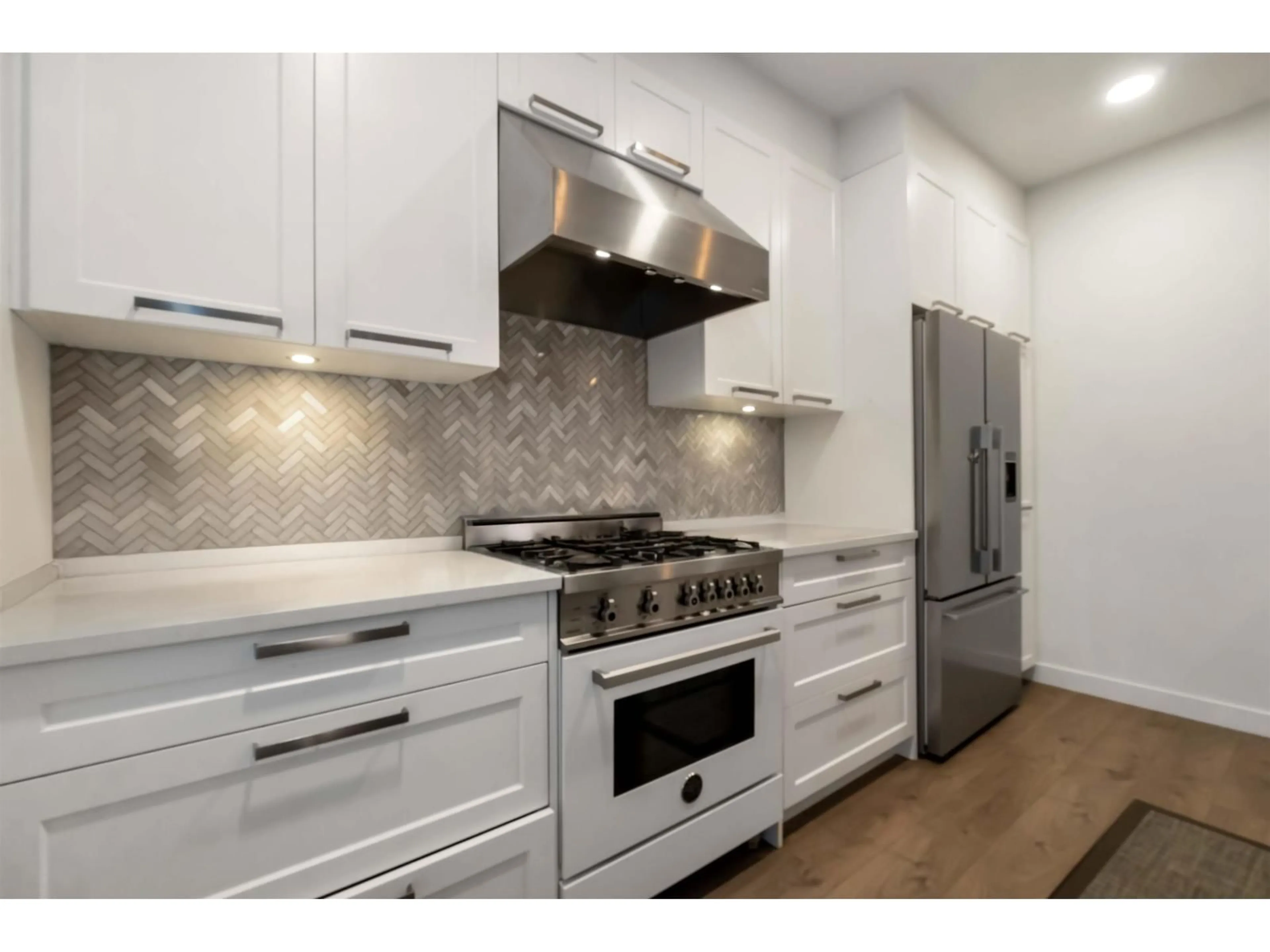 Contemporary kitchen, ceramic/tile floor for 401 - 33540 MAYFAIR AVENUE, Abbotsford British Columbia V2S0J3