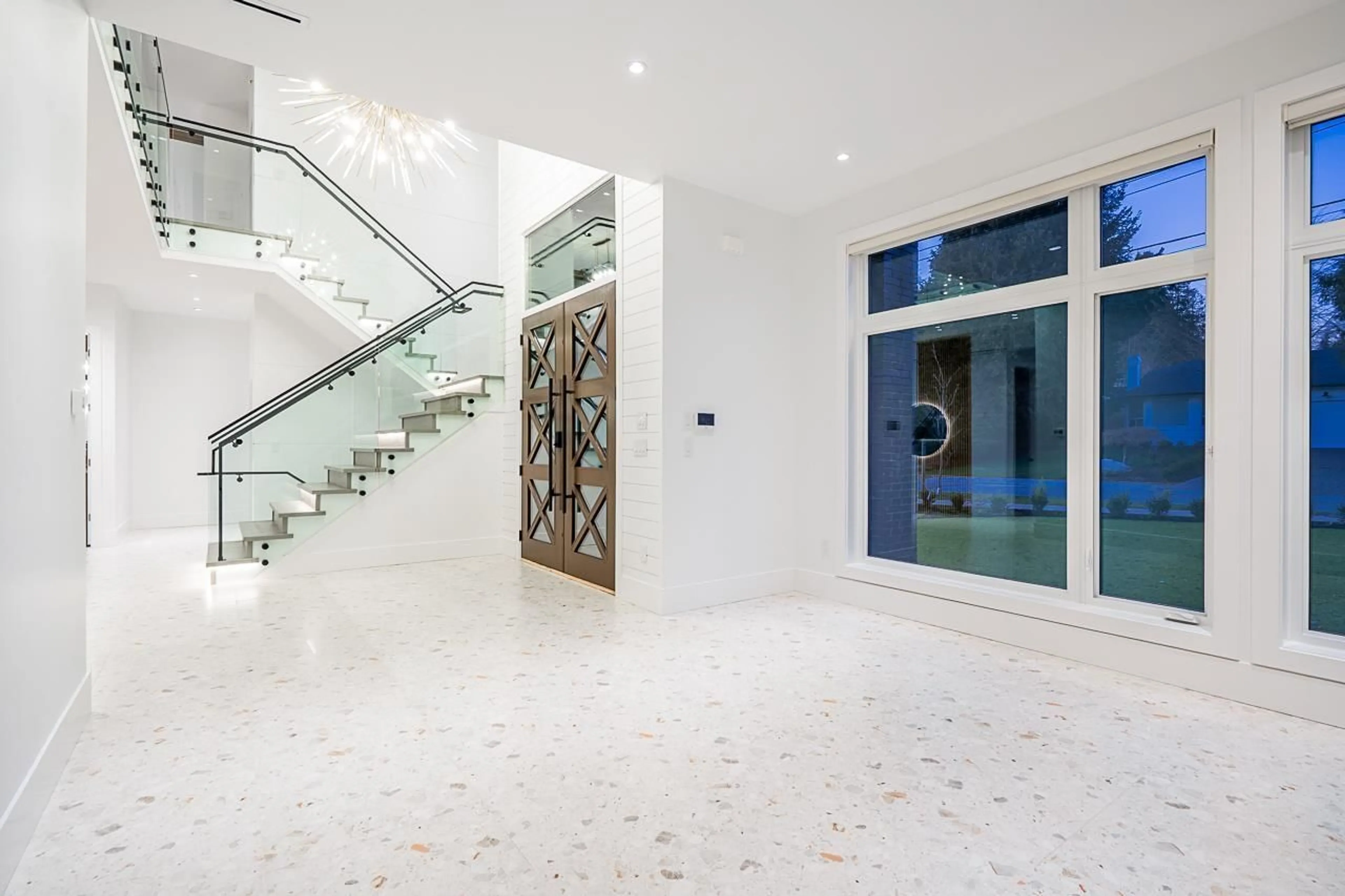 Indoor foyer for 13528 14 AVENUE, Surrey British Columbia V4A5H5