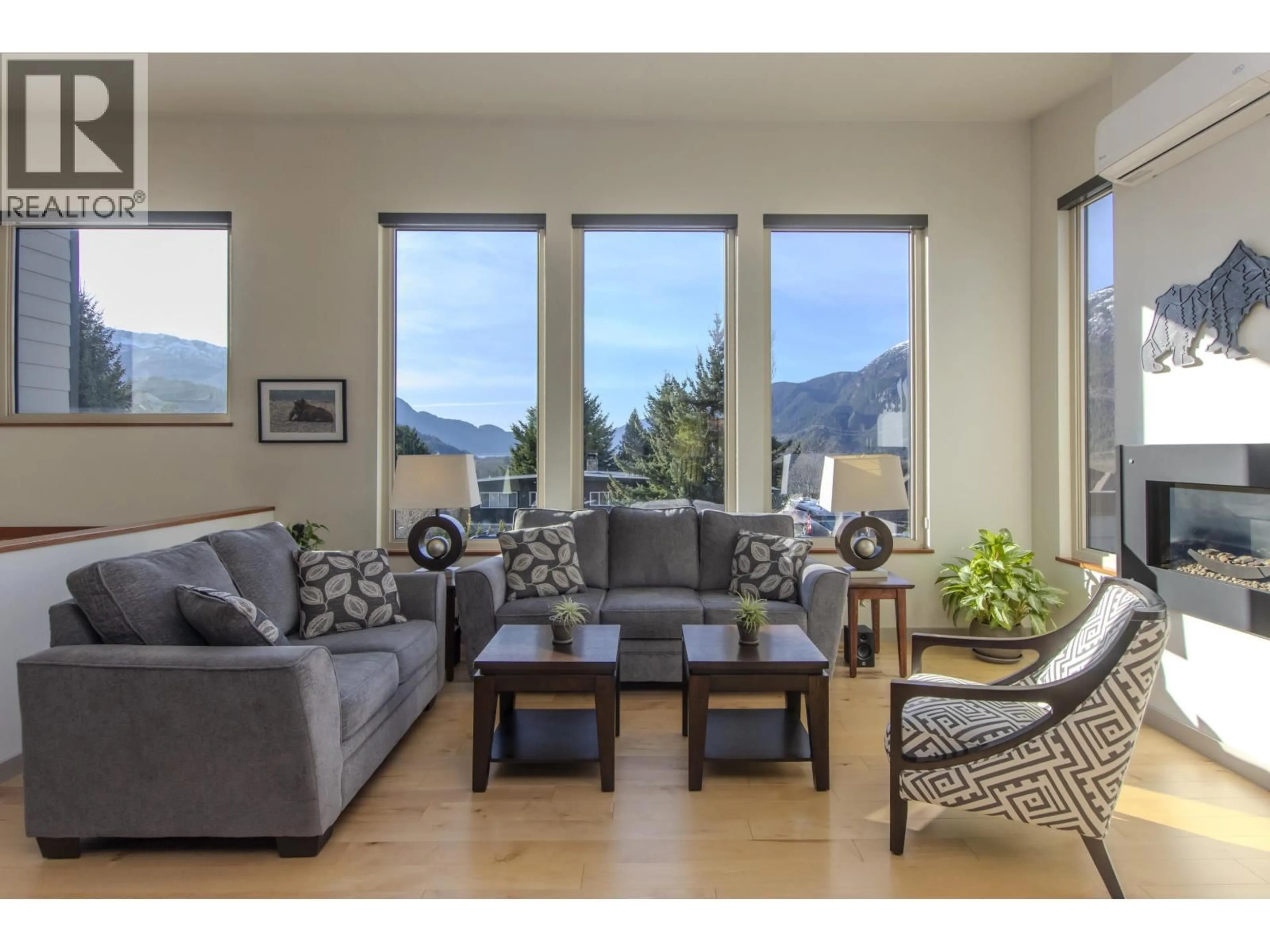 Living room with furniture, unknown for 40298 AYR DRIVE, Squamish British Columbia V8B0B6