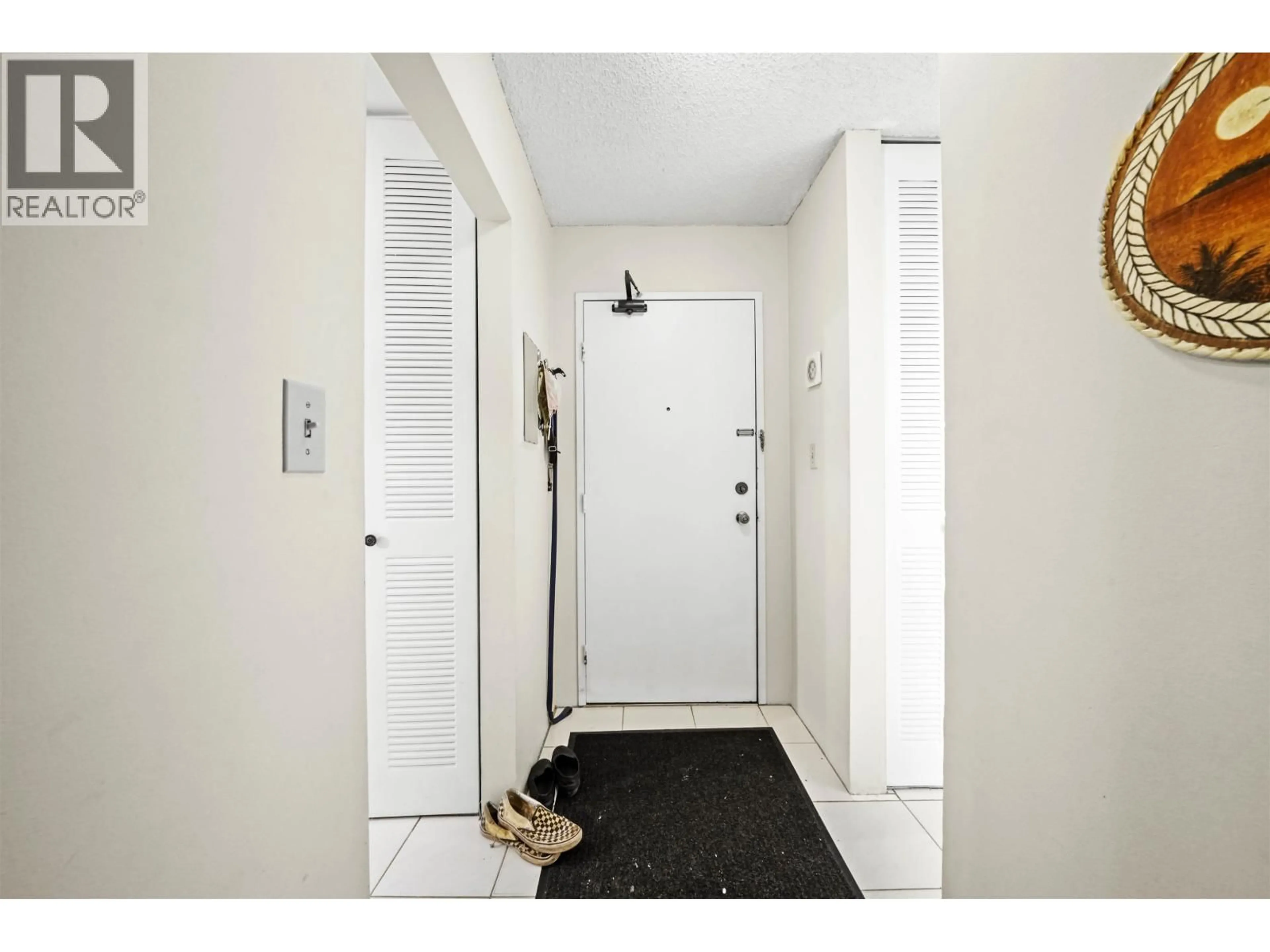 Indoor entryway for 203 - 9584 MANCHESTER DRIVE, Burnaby British Columbia V3N4R1