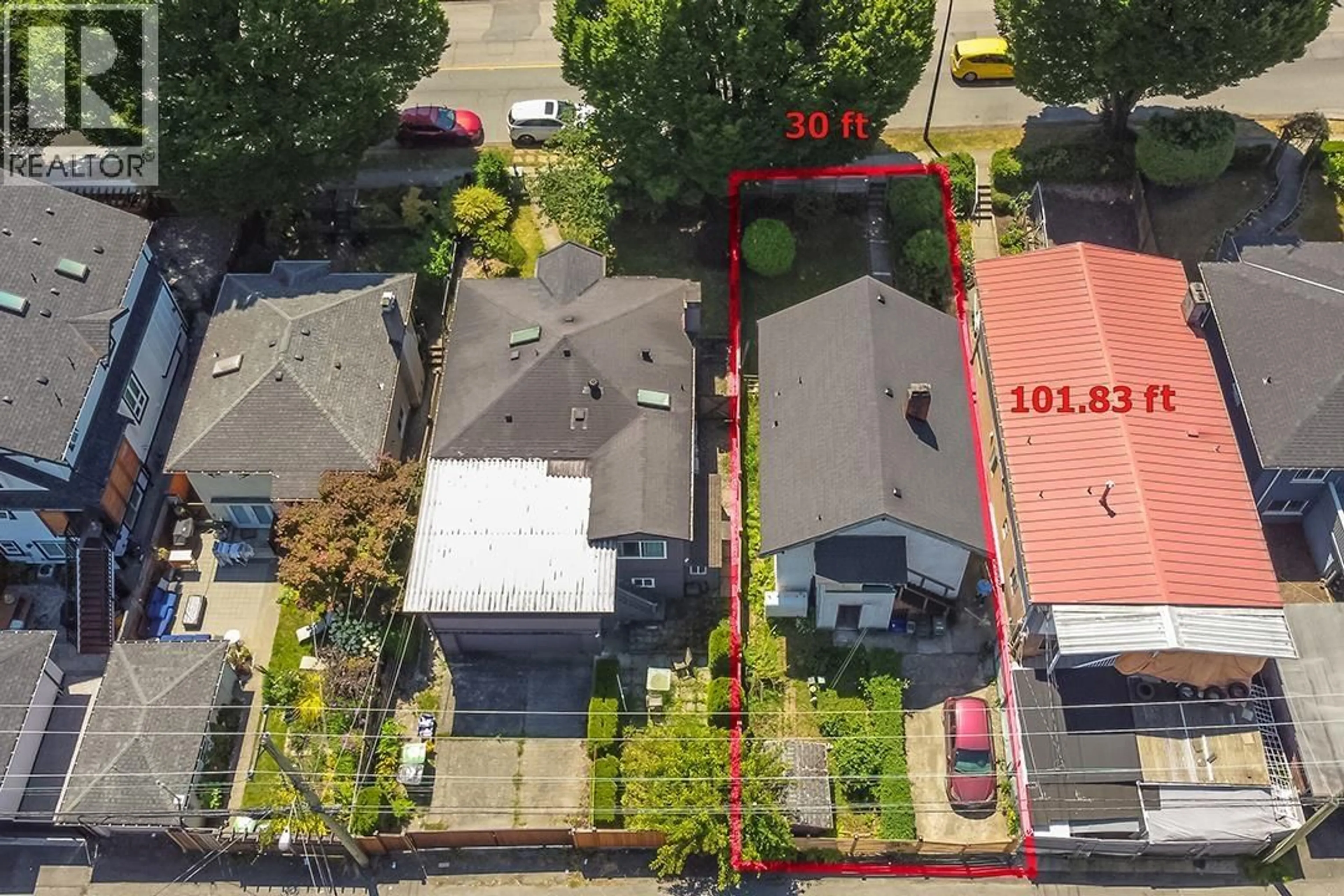 A pic from outside/outdoor area/front of a property/back of a property/a pic from drone, street for 1165 33RD AVENUE, Vancouver British Columbia V5V3B4