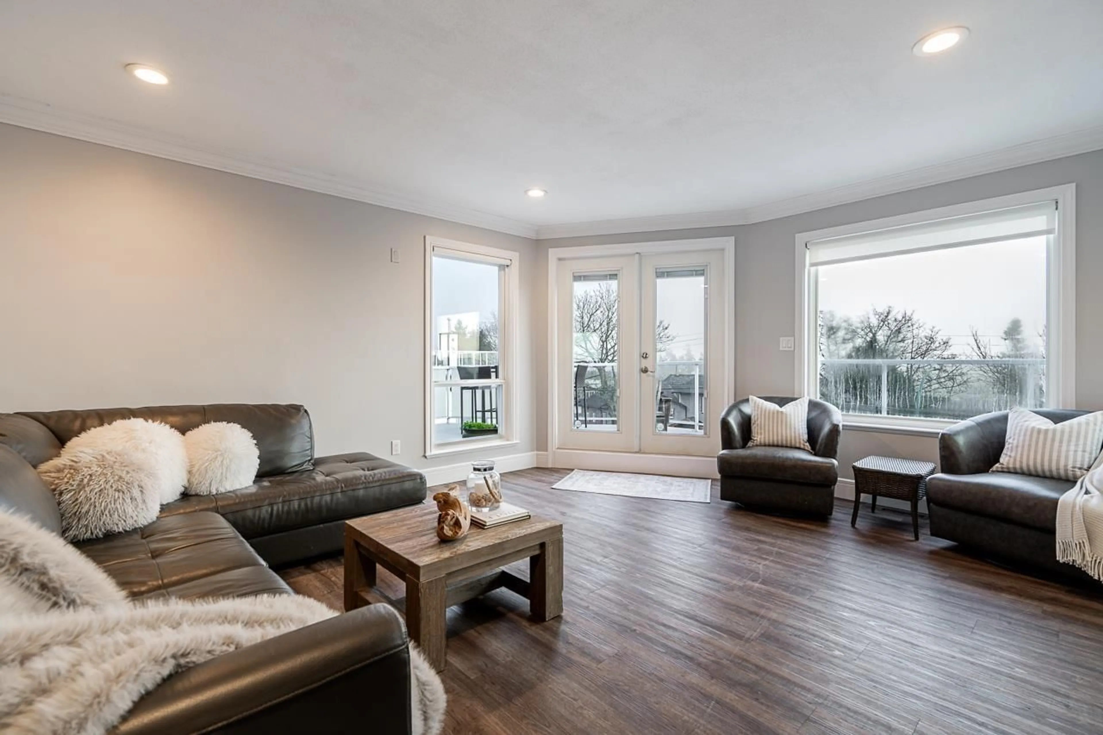 Living room with furniture, wood/laminate floor for 912 HABGOOD STREET, White Rock British Columbia V4B4W6