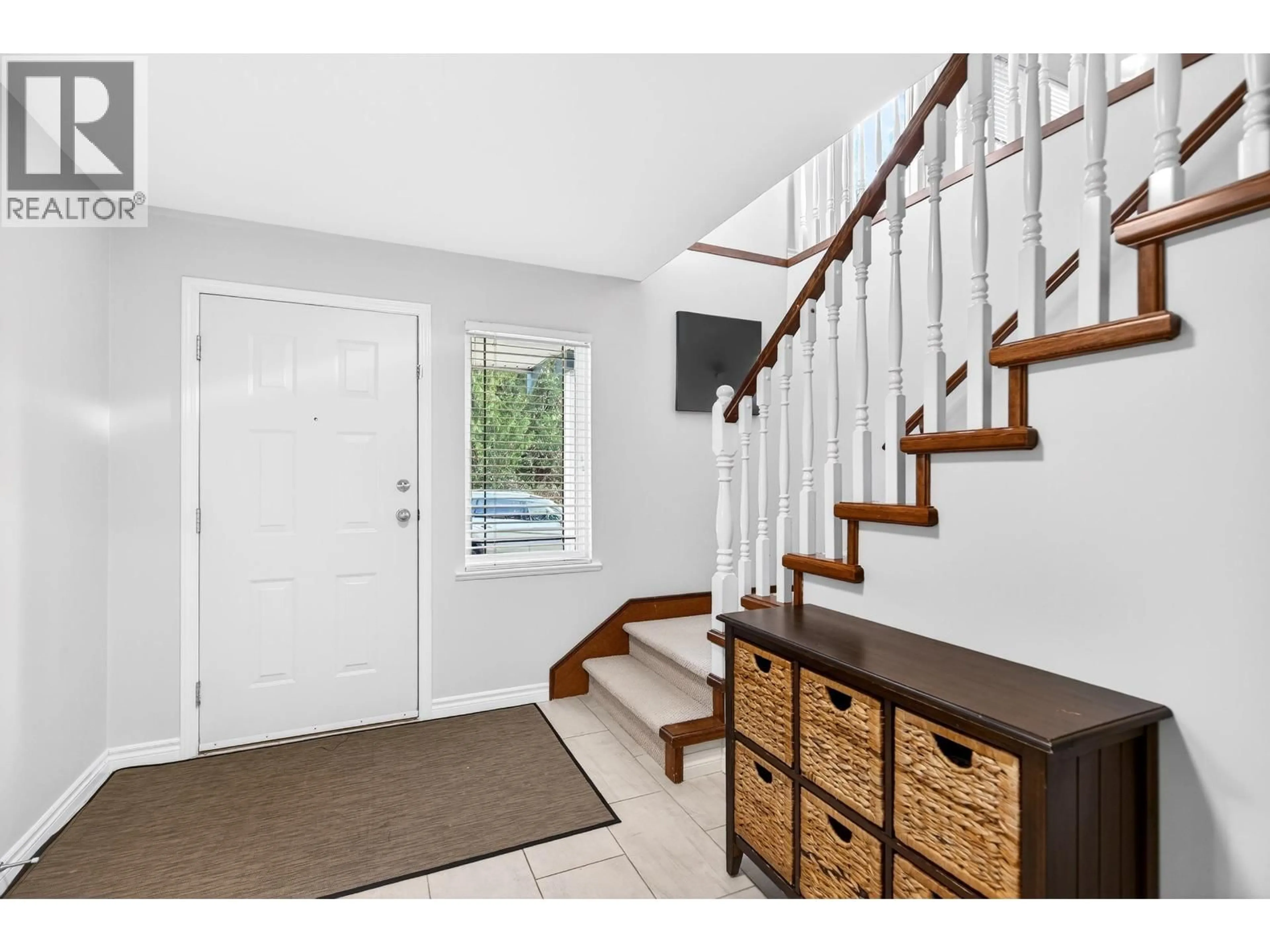 Indoor entryway for 11387 CREEKSIDE STREET, Maple Ridge British Columbia V2W2A4