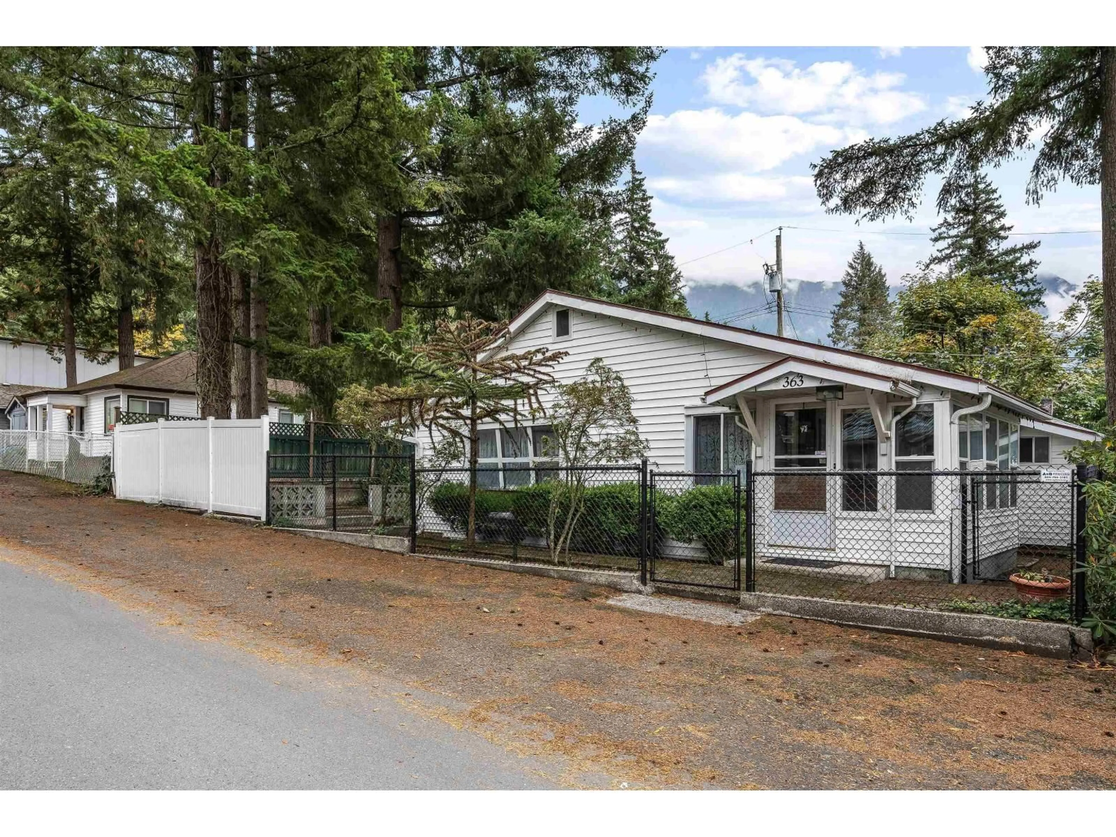 Unknown for 363 PINE STREET, Cultus Lake British Columbia V2R4Y9