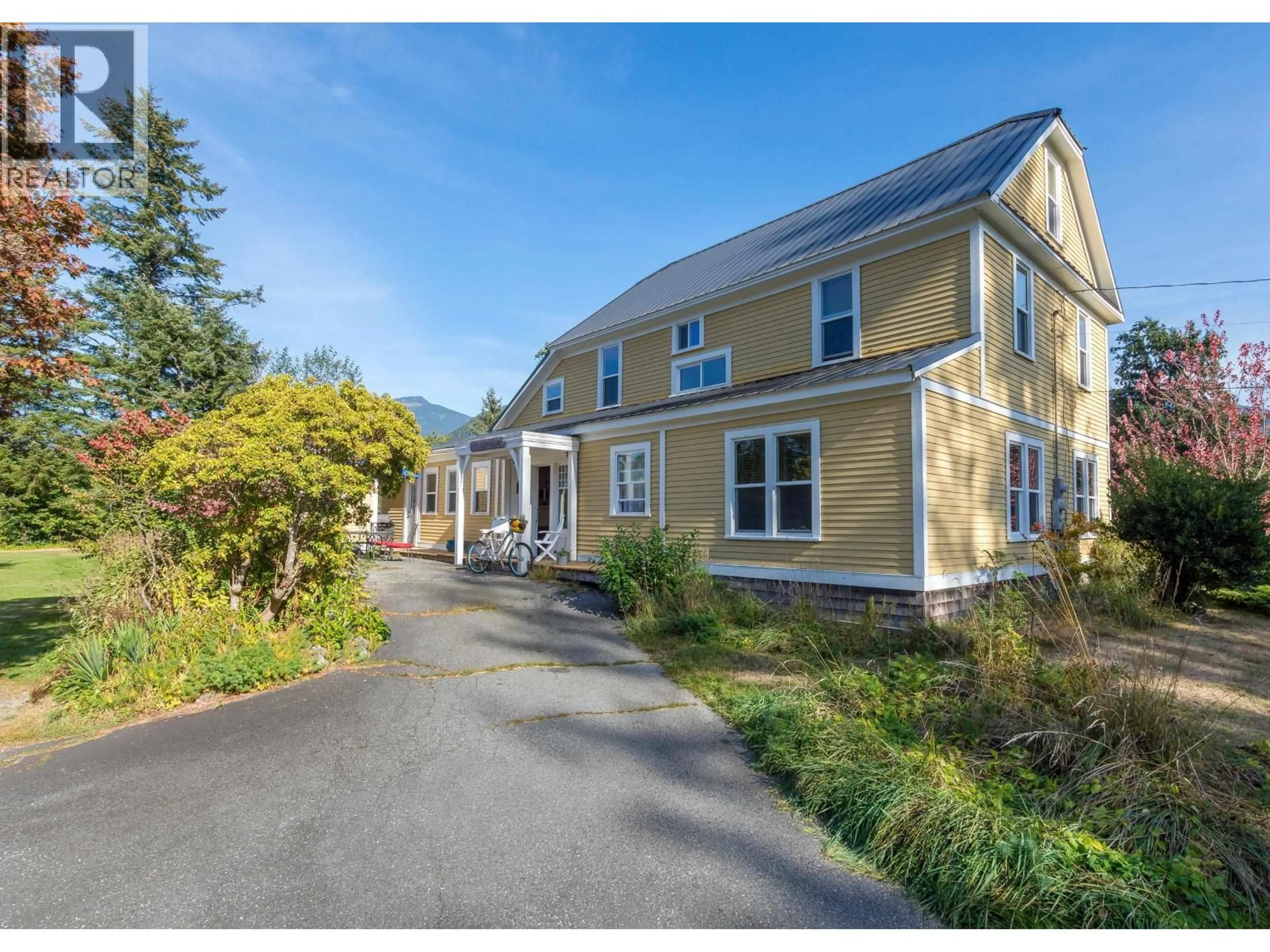 A pic from outside/outdoor area/front of a property/back of a property/a pic from drone, street for 1189 JUDD ROAD, Squamish British Columbia V0N1H0