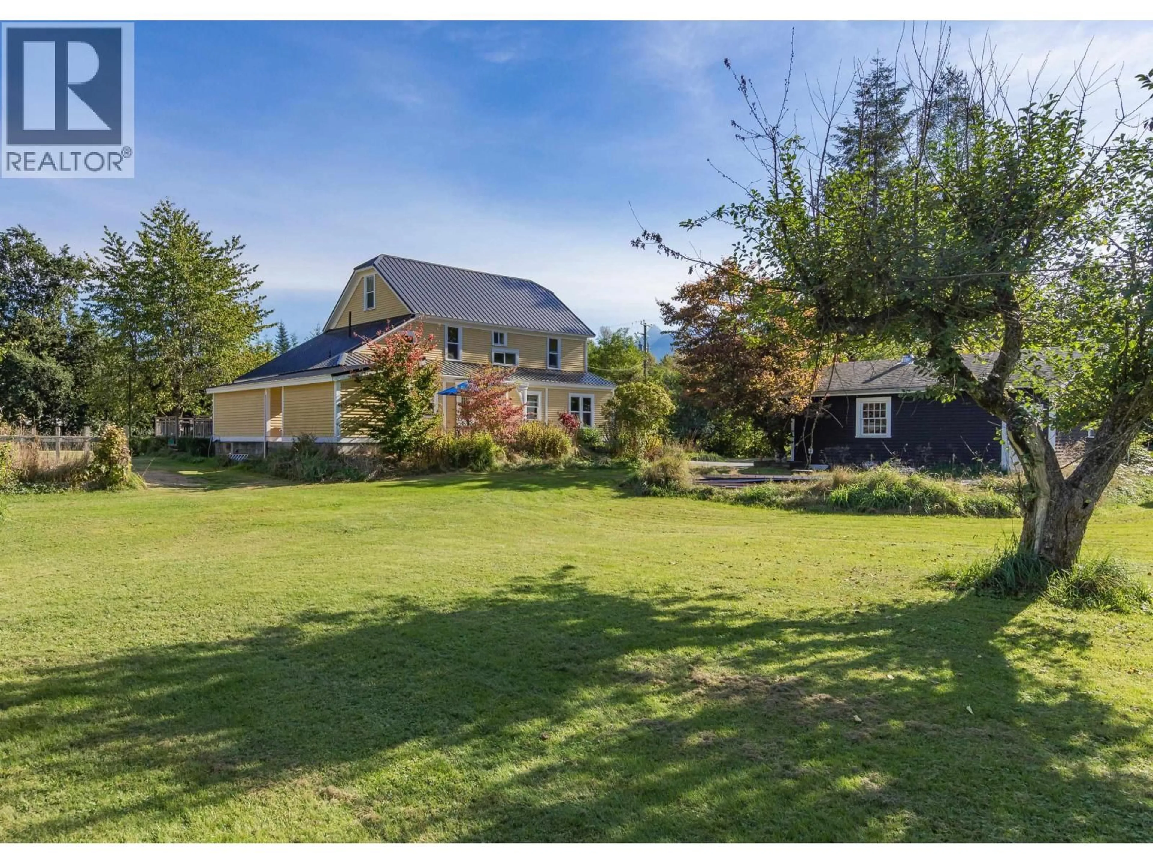 A pic from outside/outdoor area/front of a property/back of a property/a pic from drone, unknown for 1189 JUDD ROAD, Squamish British Columbia V0N1H0