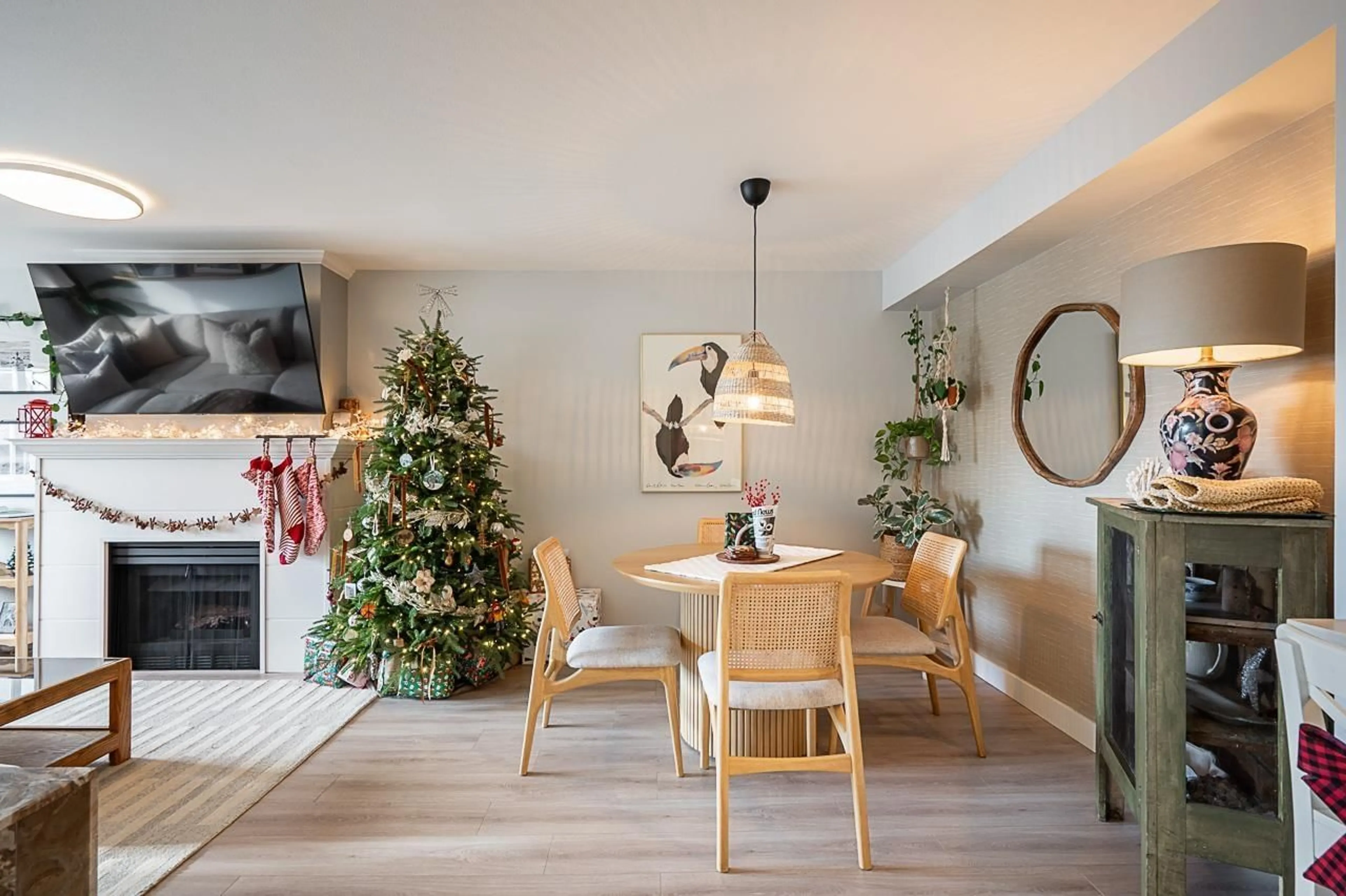 Dining room, wood/laminate floor for 209 - 15233 PACIFIC AVENUE, White Rock British Columbia V4B1P8
