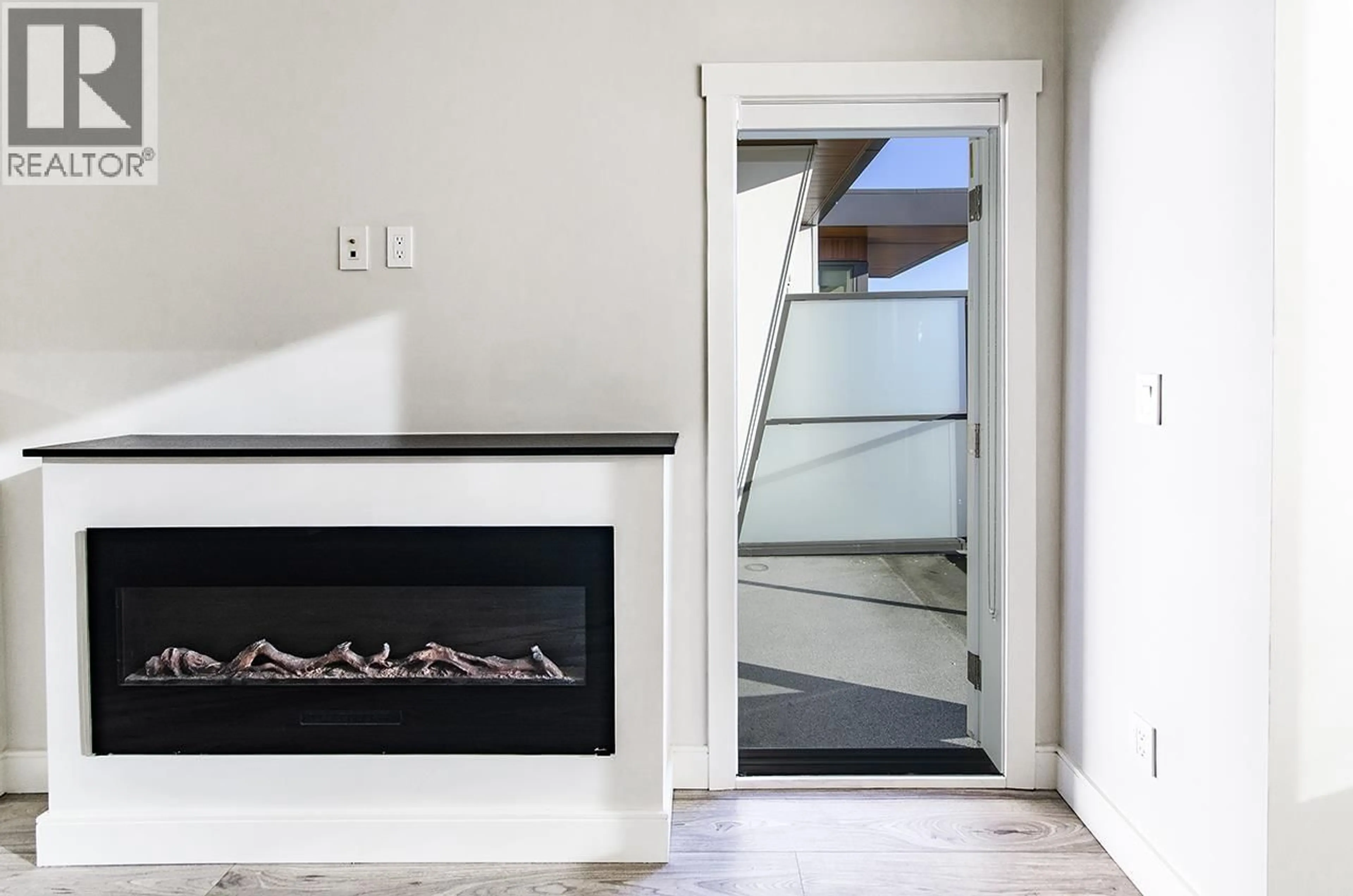 Unknown for 411 - 1633 TATLOW AVENUE, North Vancouver British Columbia V7P2Z8