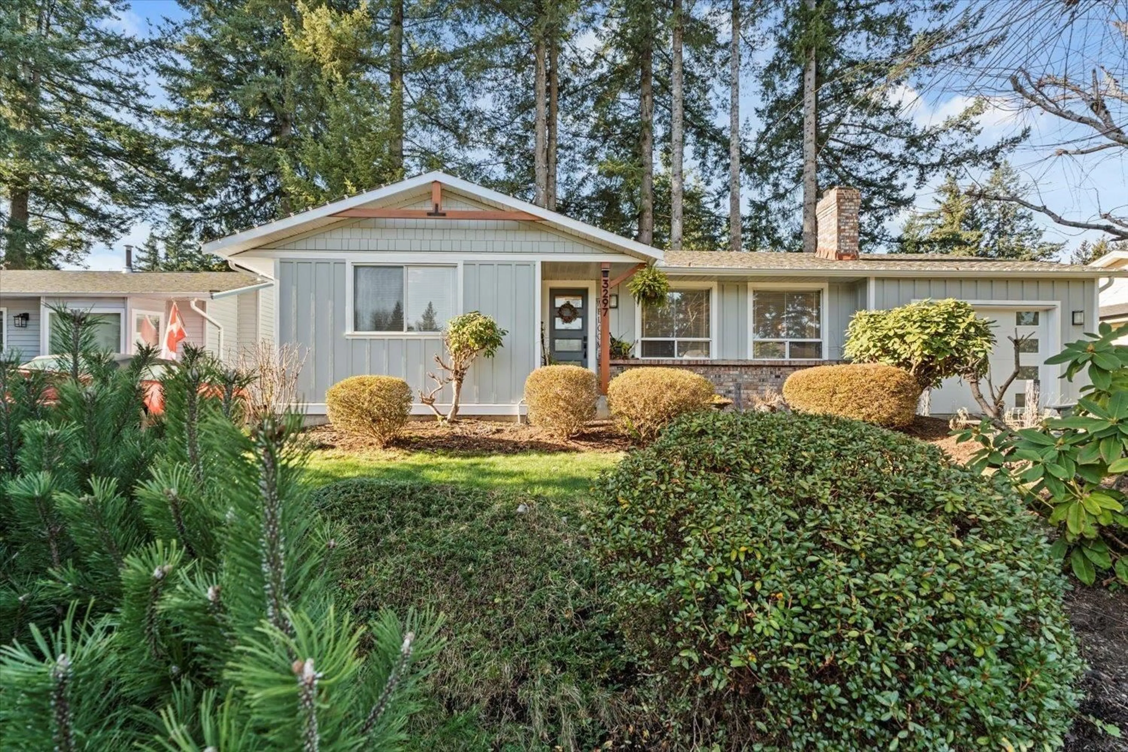 Home with vinyl exterior material, street for 3297 VERNON TERRACE, Abbotsford British Columbia V2S6N5