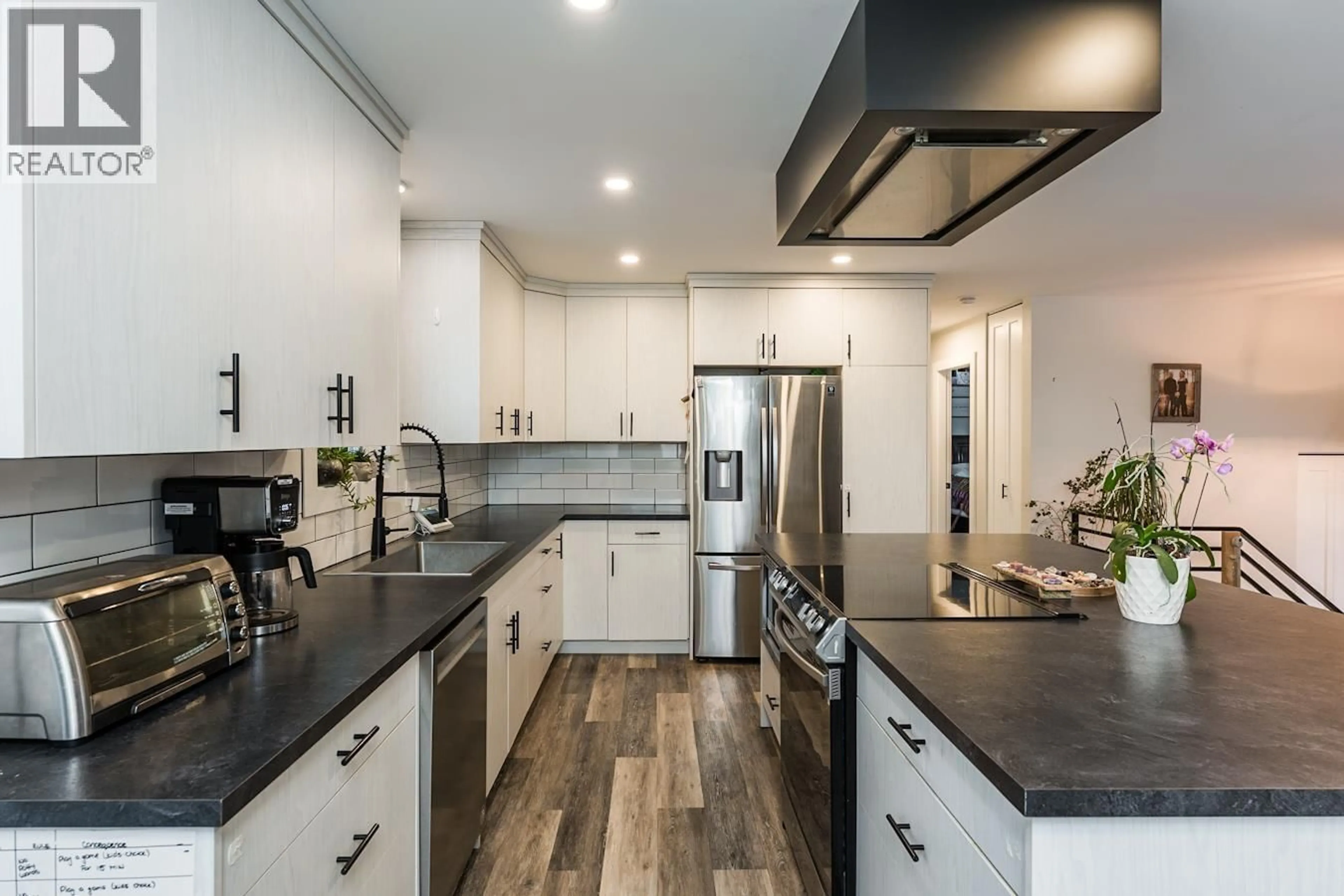 Contemporary kitchen, unknown for 7715 LEMOYNE DRIVE, Prince George British Columbia V2N3A6