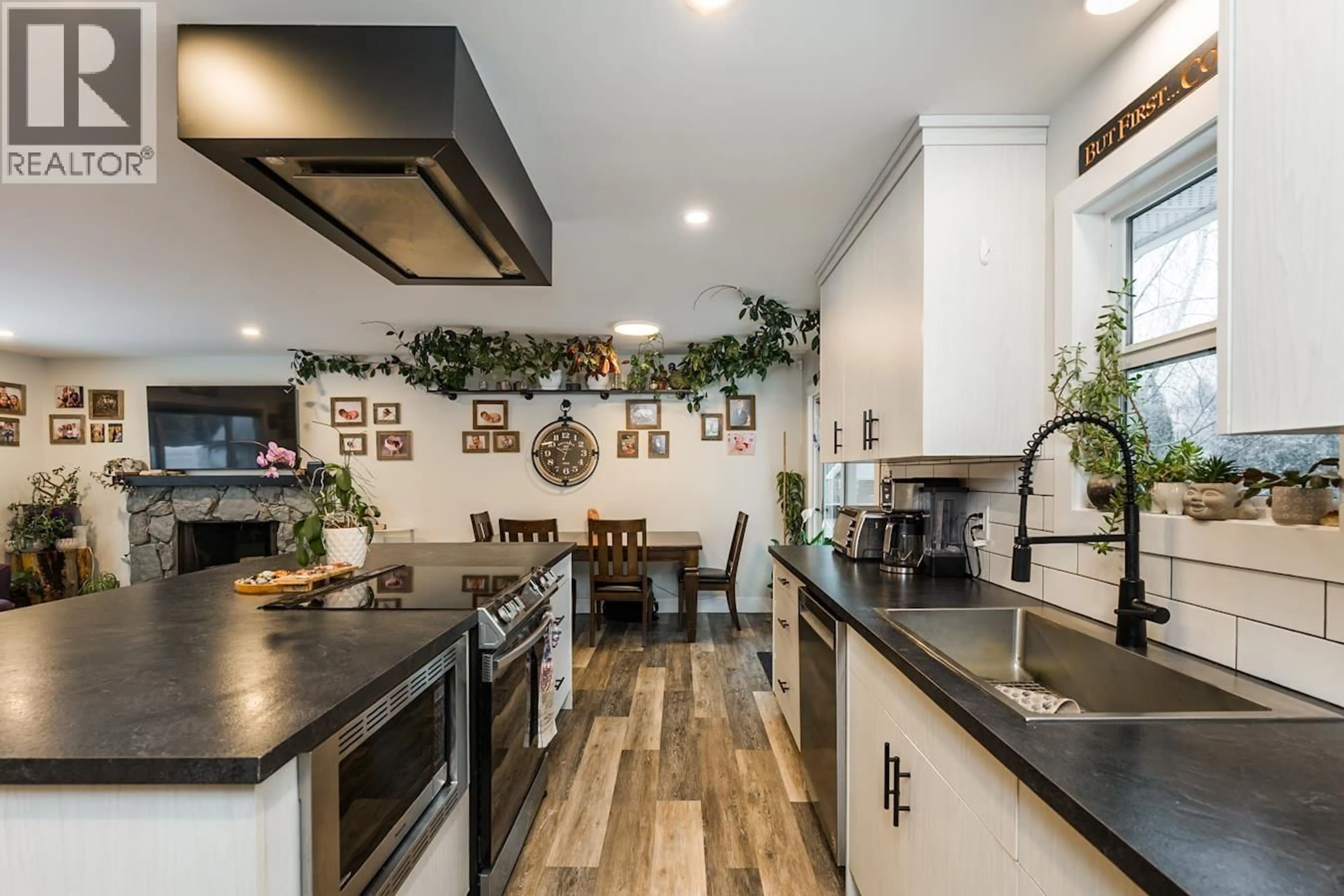 Contemporary kitchen, unknown for 7715 LEMOYNE DRIVE, Prince George British Columbia V2N3A6