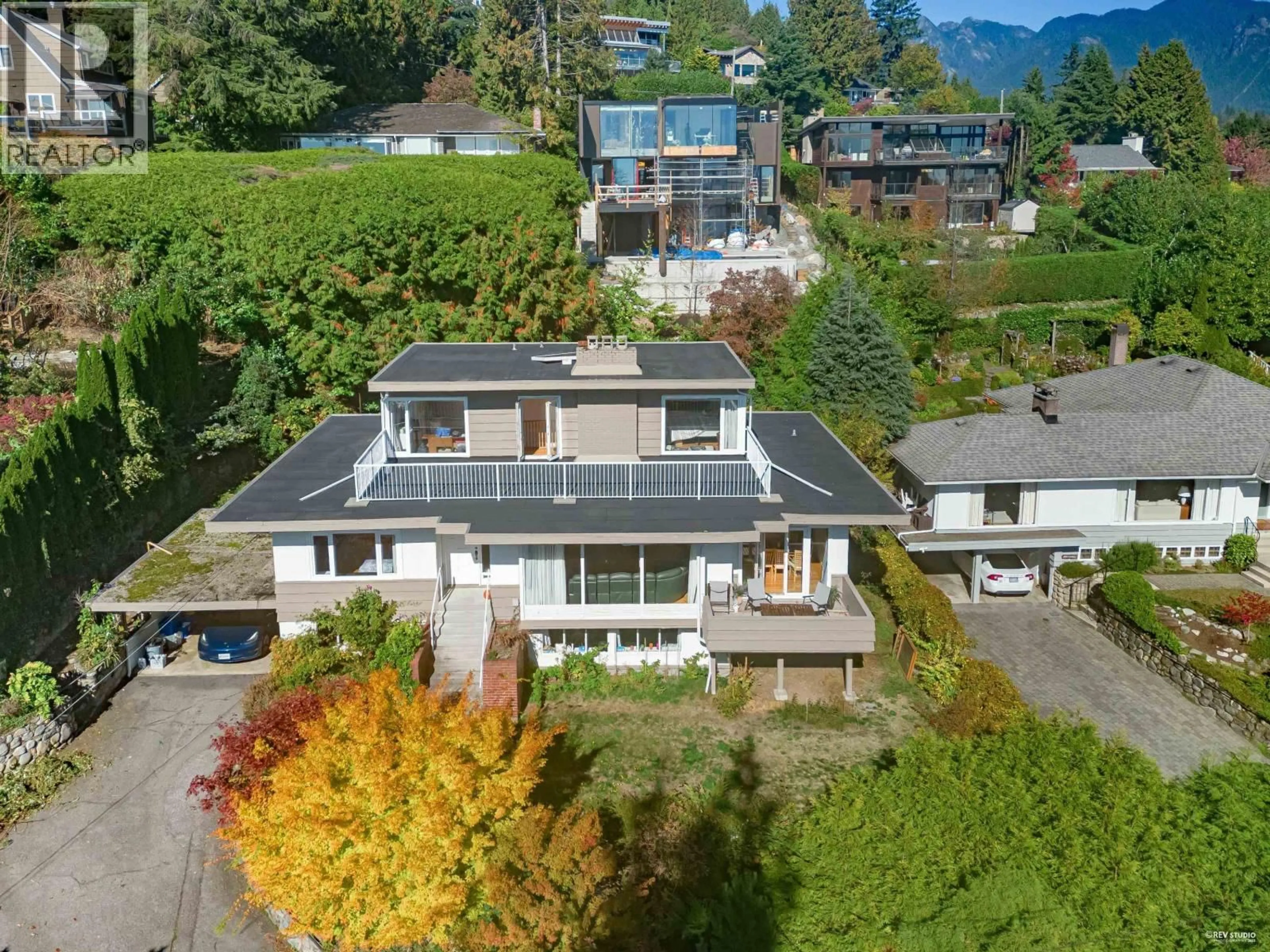 A pic from outside/outdoor area/front of a property/back of a property/a pic from drone, unknown for 875 ESQUIMALT AVENUE, West Vancouver British Columbia V7T1J9