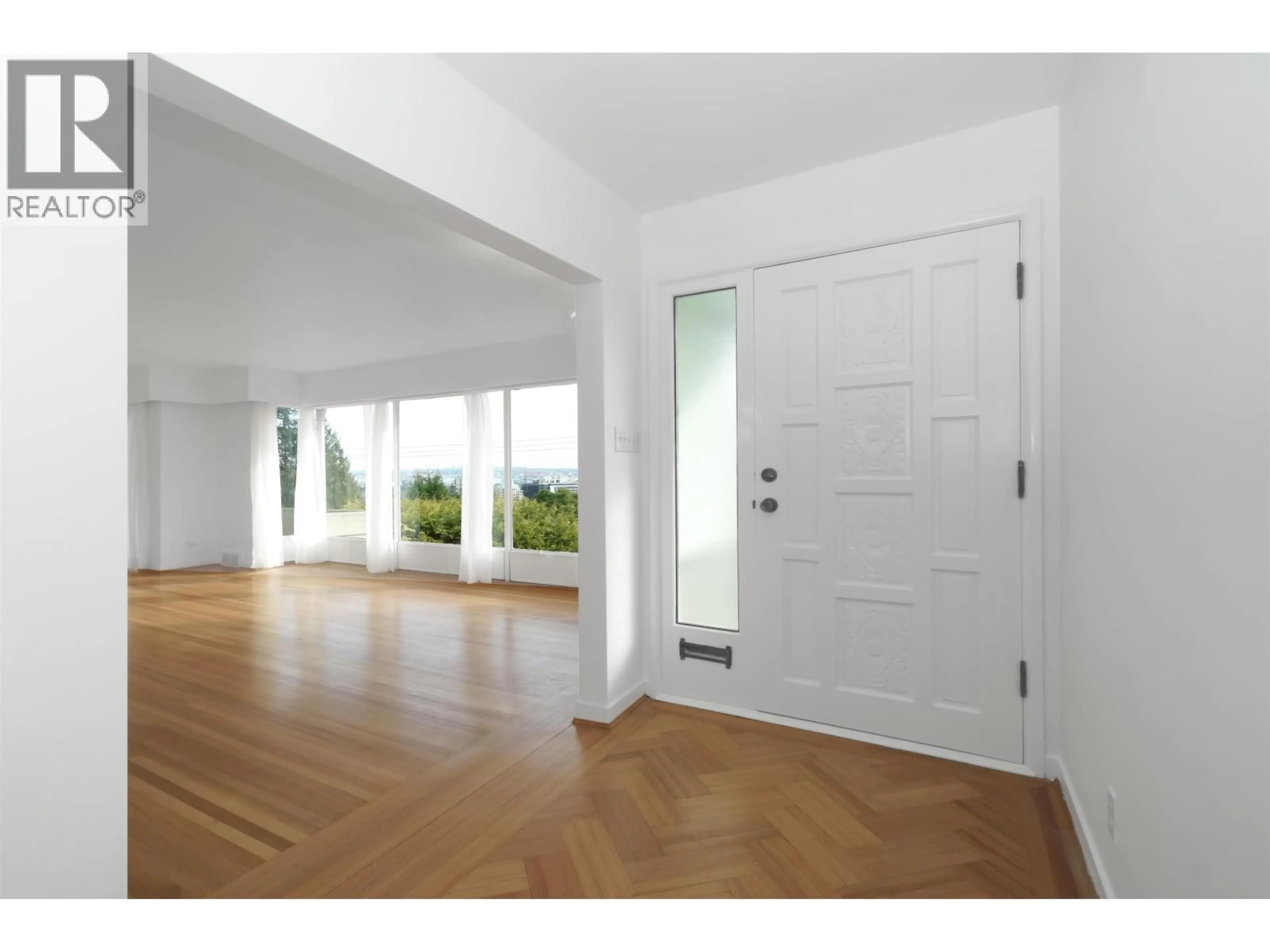 Indoor entryway for 875 ESQUIMALT AVENUE, West Vancouver British Columbia V7T1J9